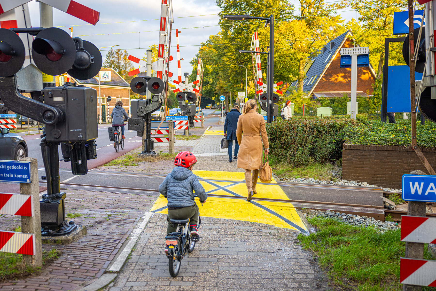 Als de spoorbomen open zijn en de lichten gedoofd, kan de overweg gewoon gebruikt worden