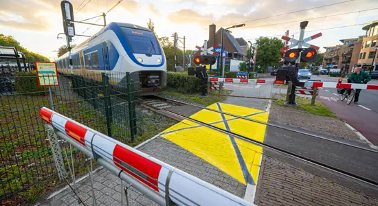 Gele vlakken op overweg Den Dolder | ProRail