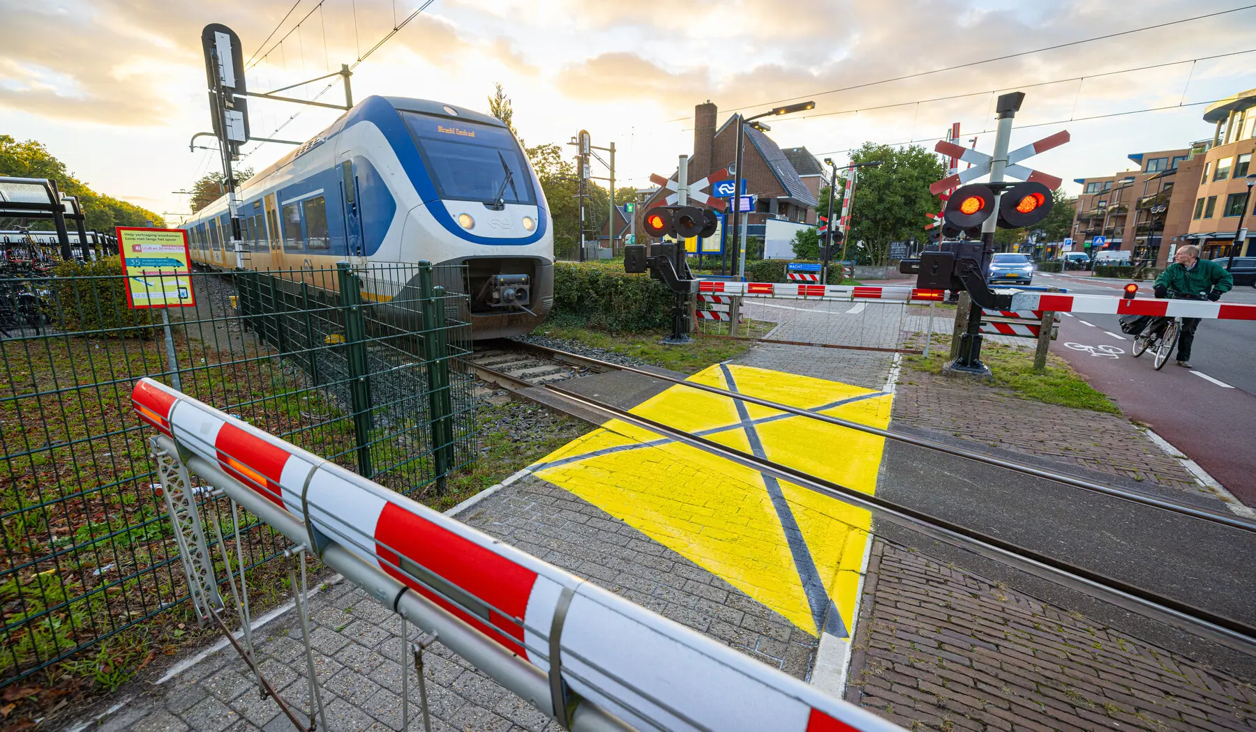 Een dichte overweg in Den Dolder, waar de gele vlakken gebruikers extra alert maken