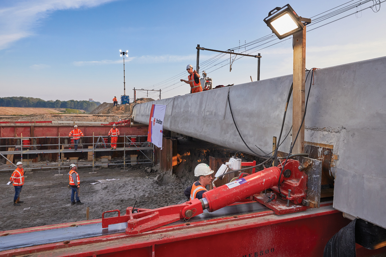 Het inschuiven van de onderdoorgang