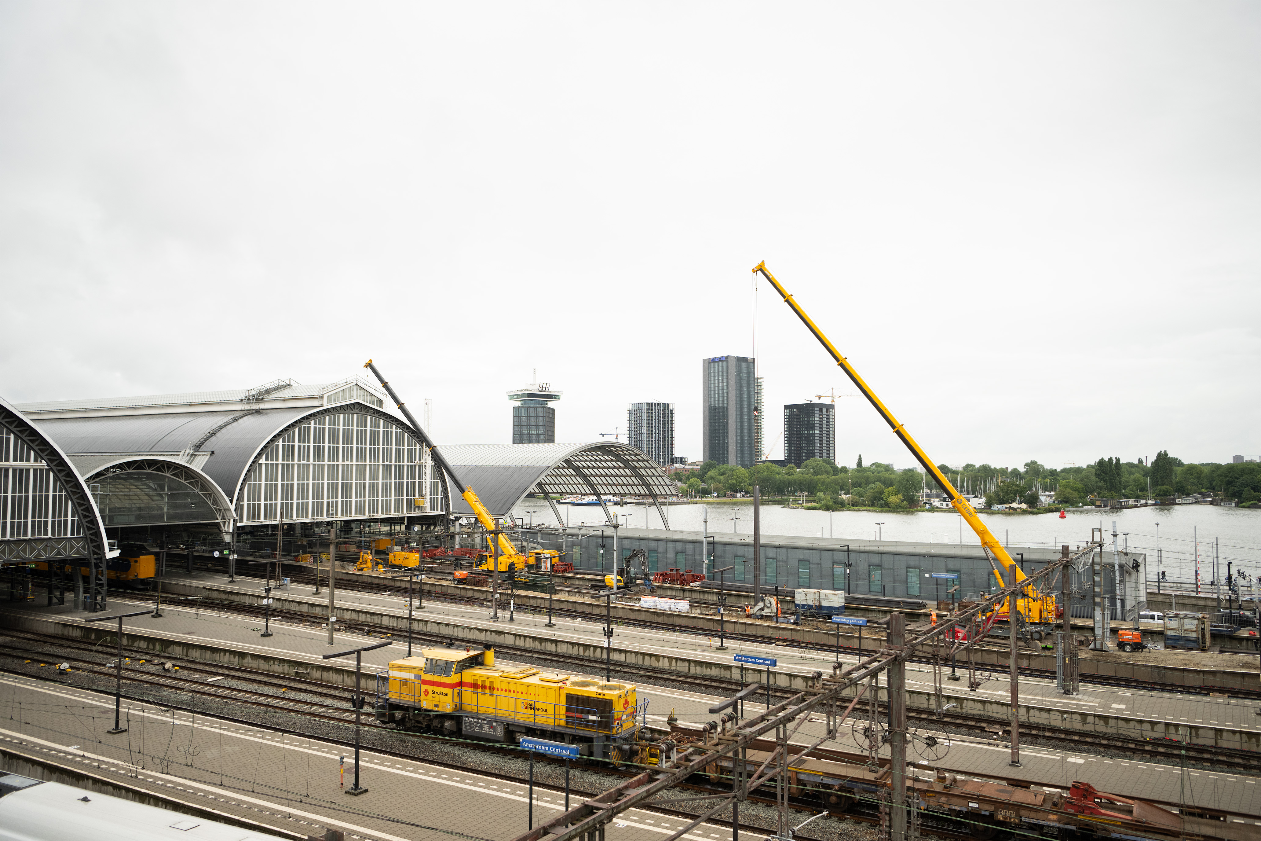 Er wordt met twee kranen tegelijk gewerkt