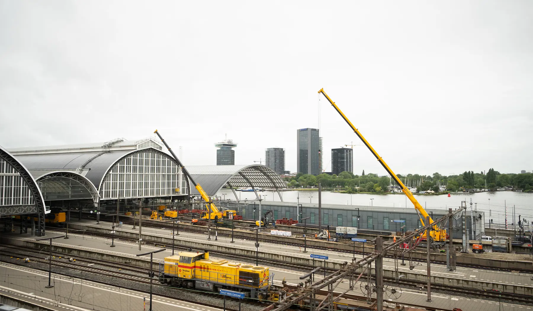 Er wordt met twee kranen tegelijk gewerkt