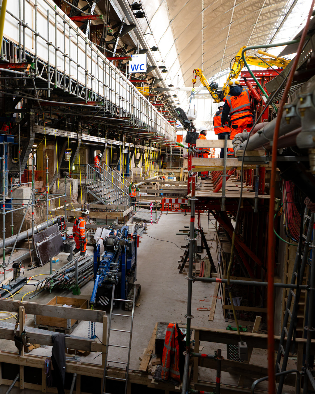 Zo ziet het er in de bouwkuip uit. BAM en haar onderaannemers zijn overal hard aan het werk 