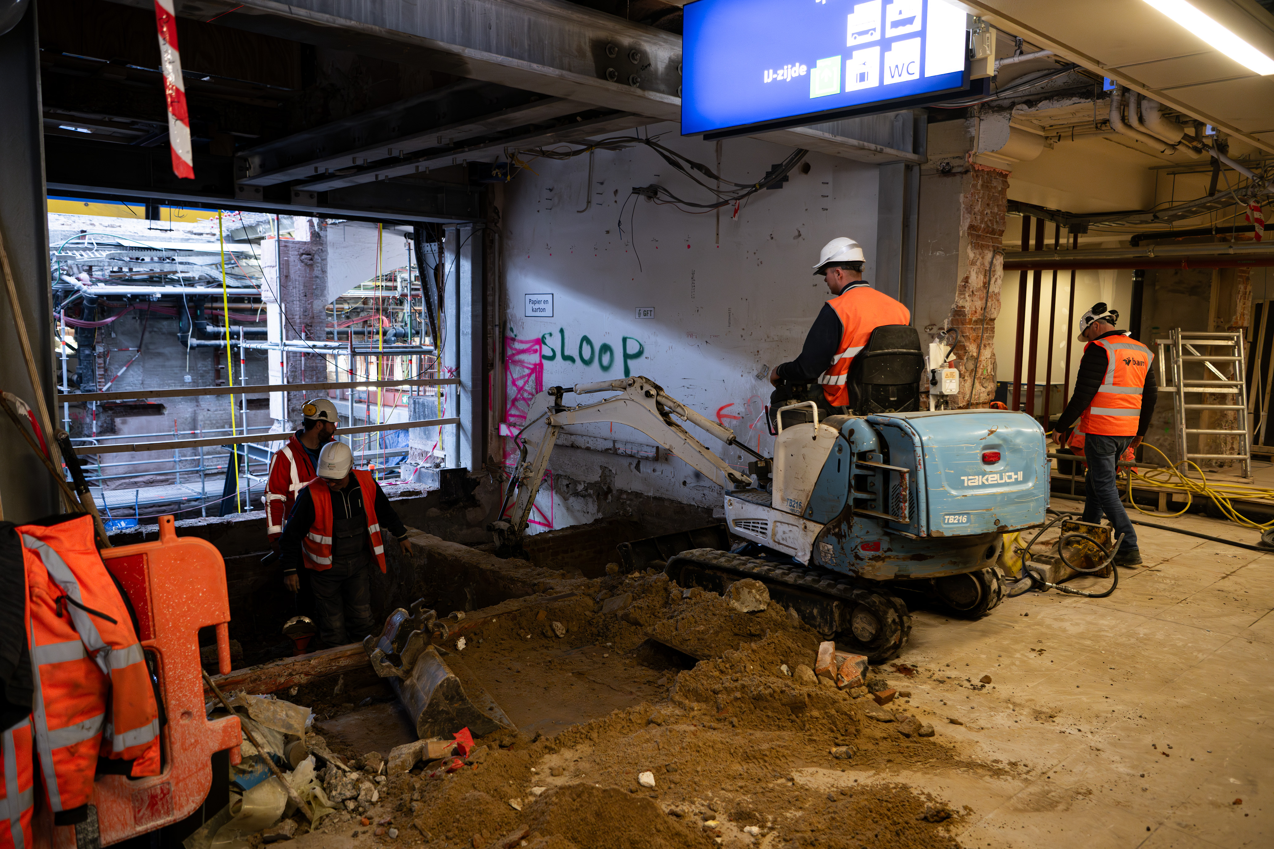 De laatste restanten van de goederenlift en de vloer wordt gesloopt 