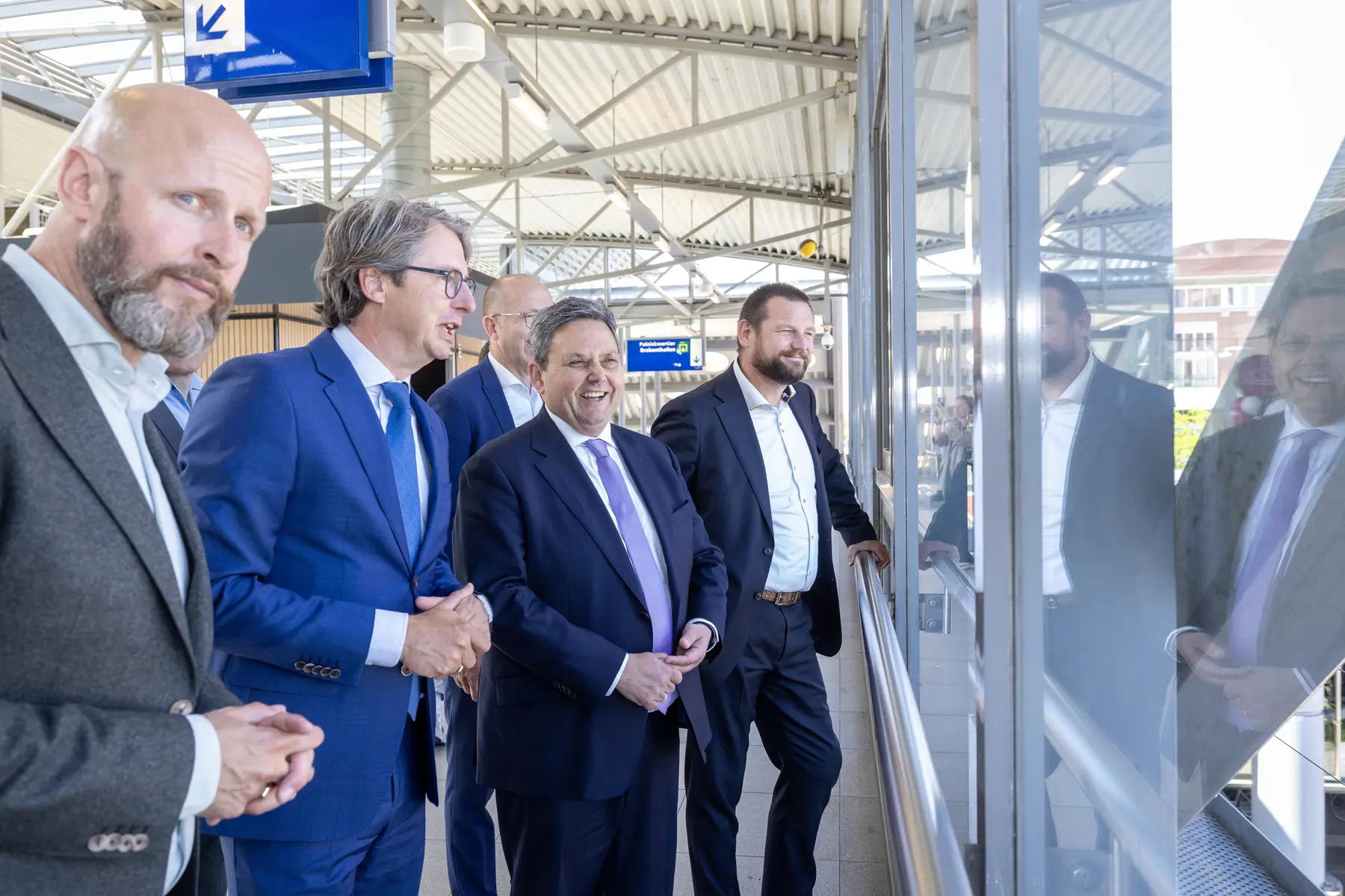 Wethouder Rick Vermin, regiodirecteur Dimitri Kruik, staatssecretaris Chris Jansen en wethouder Roy Geers op station 's Hertogenbosch. Fotografie: Sandra Peerenboom