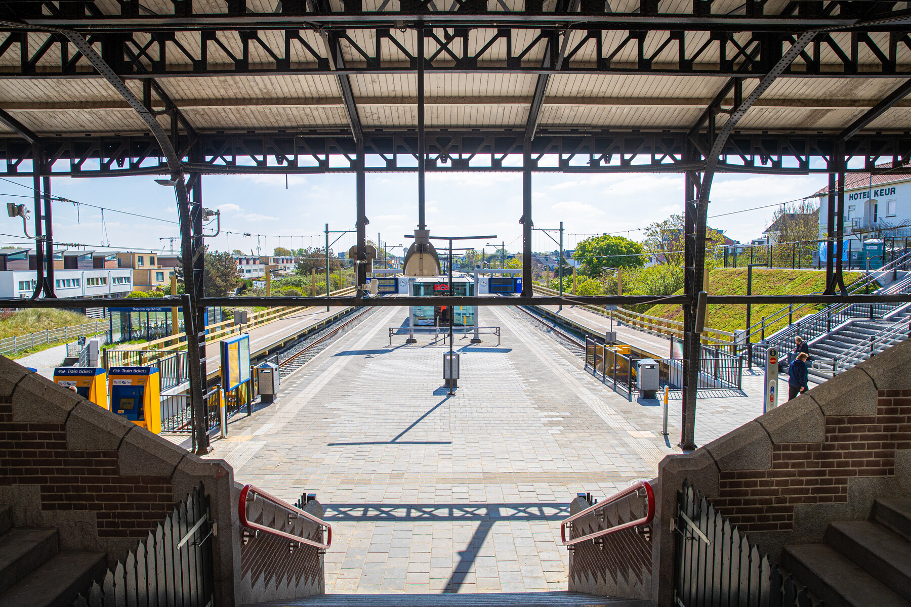 Zicht op de nieuwe perrons van station Zandvoort aan Zee