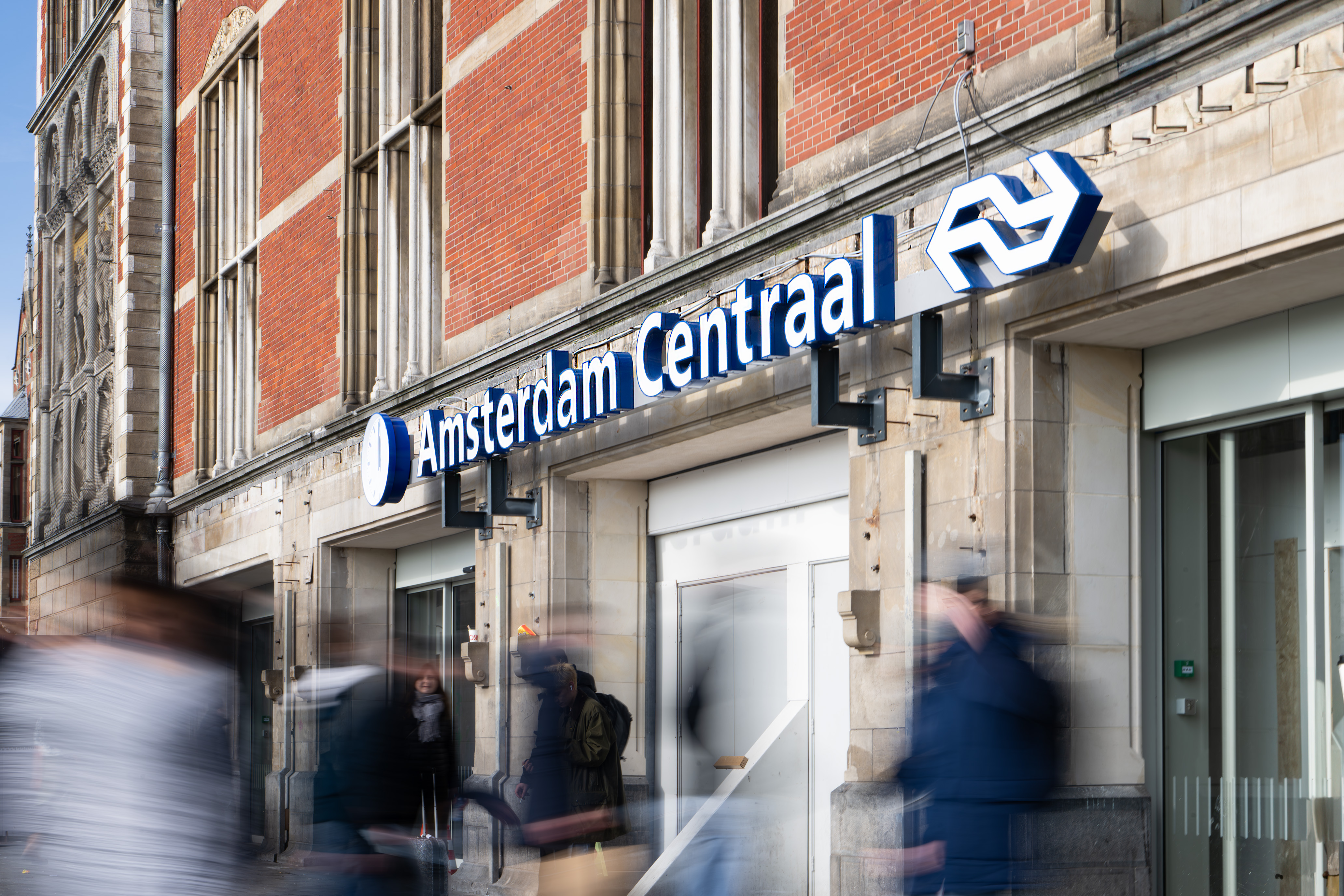 De letters Amsterdam Centraal zijn weer terug op de gevel: dit is een tijdelijke plek