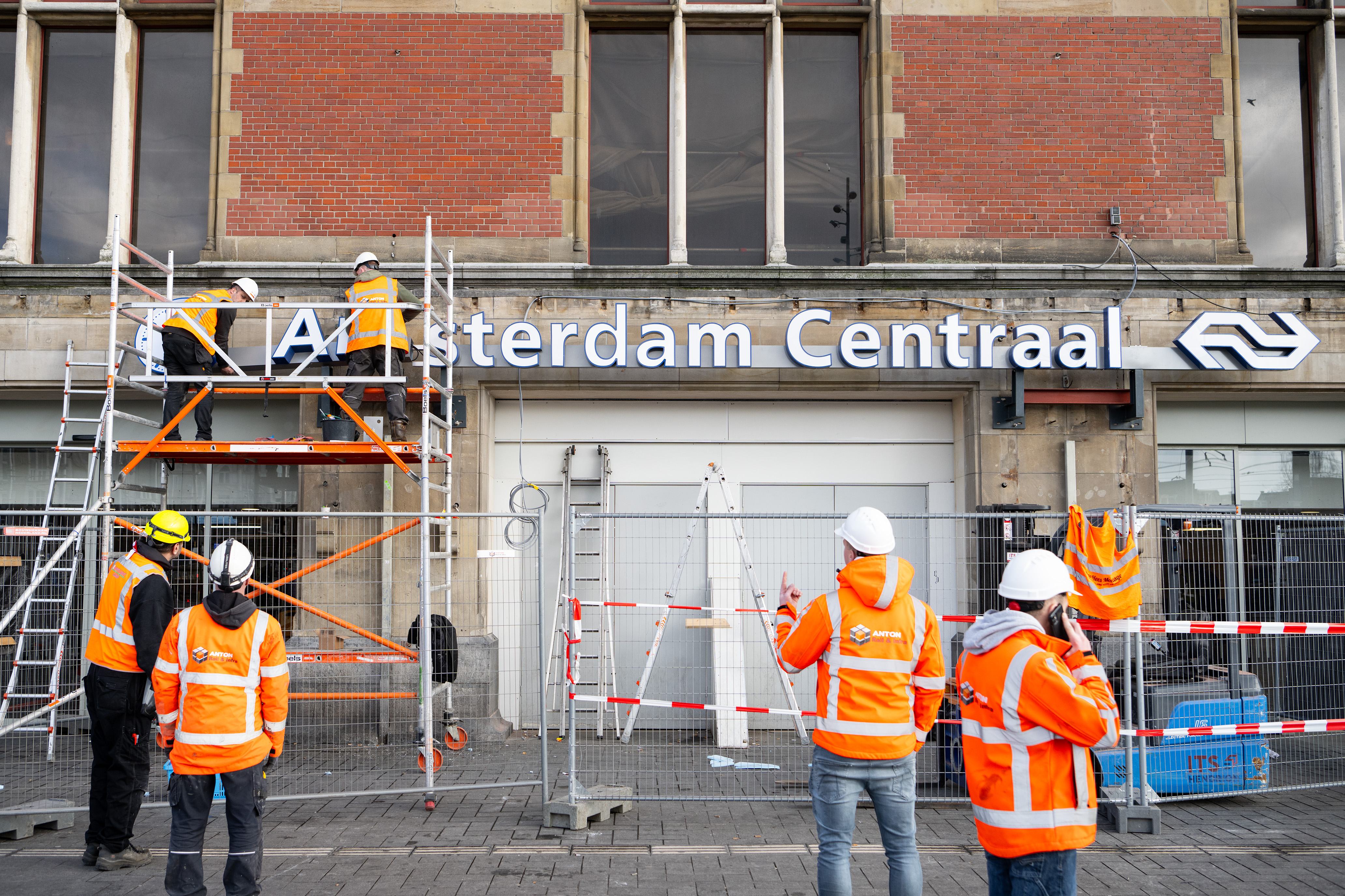 De letters Amsterdam Centraal zijn weer terug op de gevel: dit is een tijdelijke plek