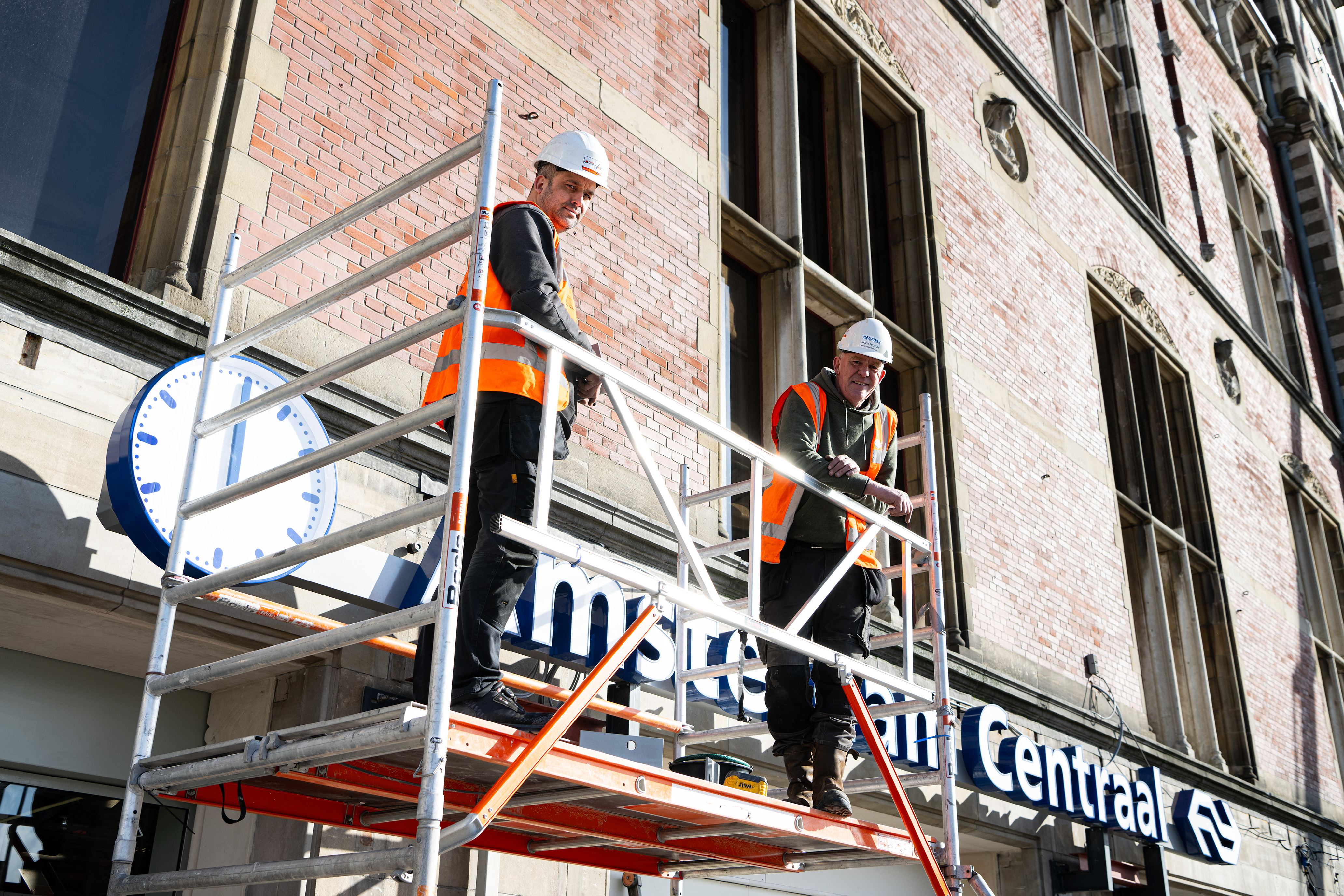 De letters Amsterdam Centraal zijn weer terug op de gevel: dit is een tijdelijke plek