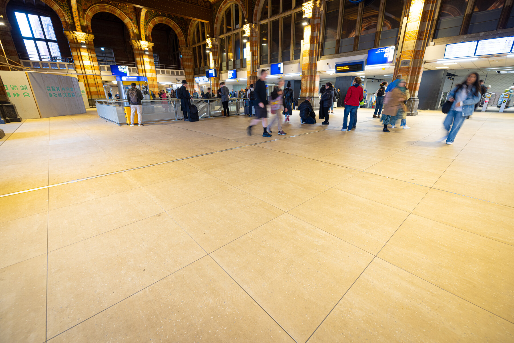 In de monumentale hal is een nieuwe tegelvloer aangebracht
