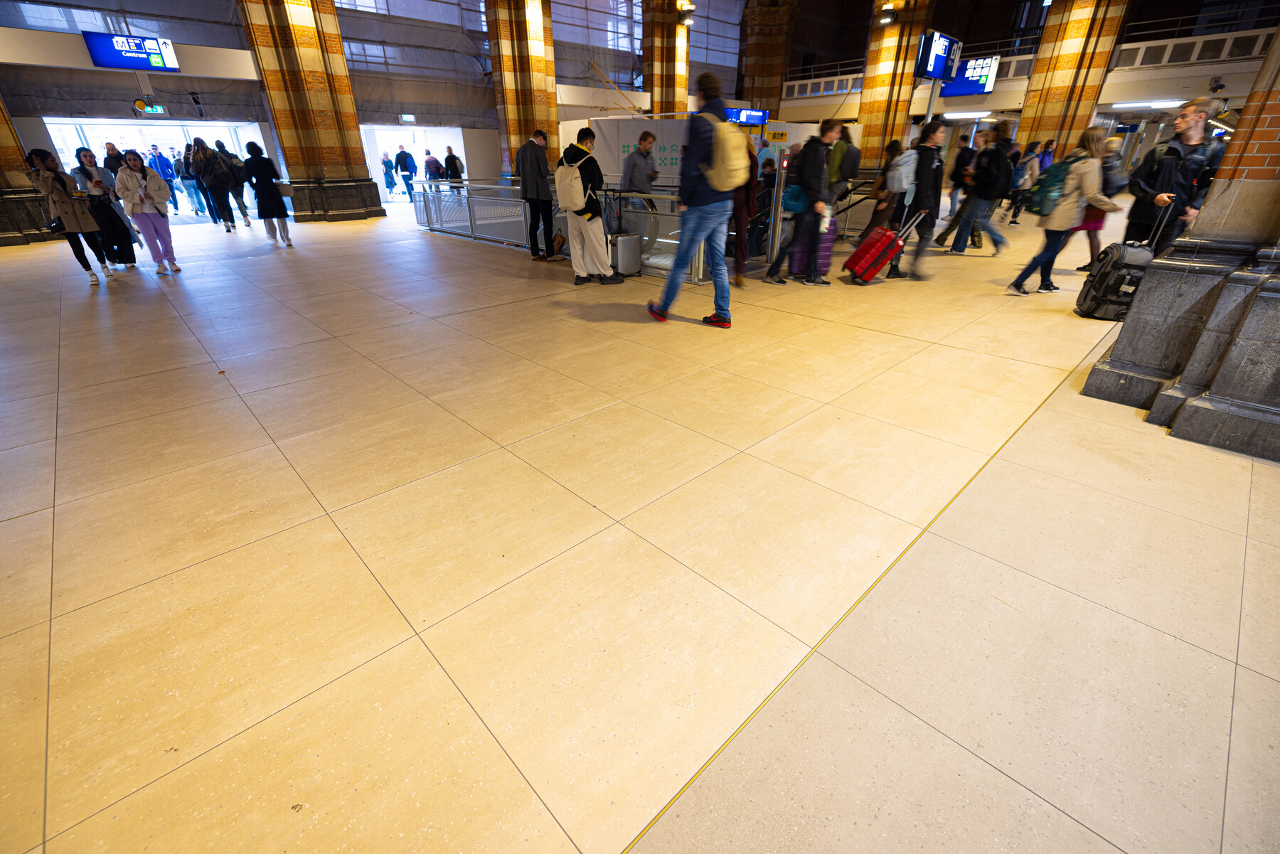 In de monumentale hal is een nieuwe tegelvloer aangebracht