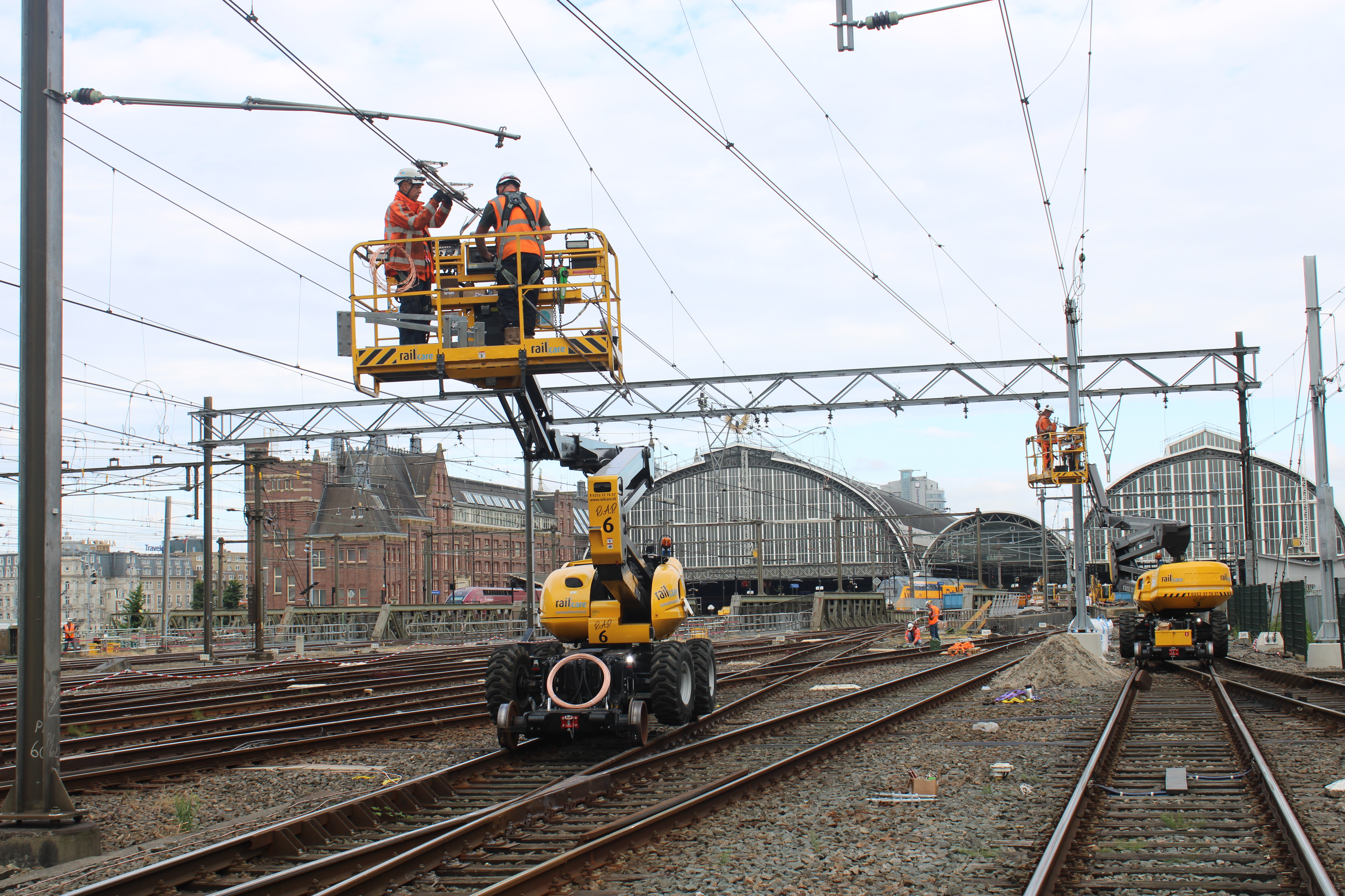 Bovenleiding boven spoor 14 en 15 wordt verwijderd