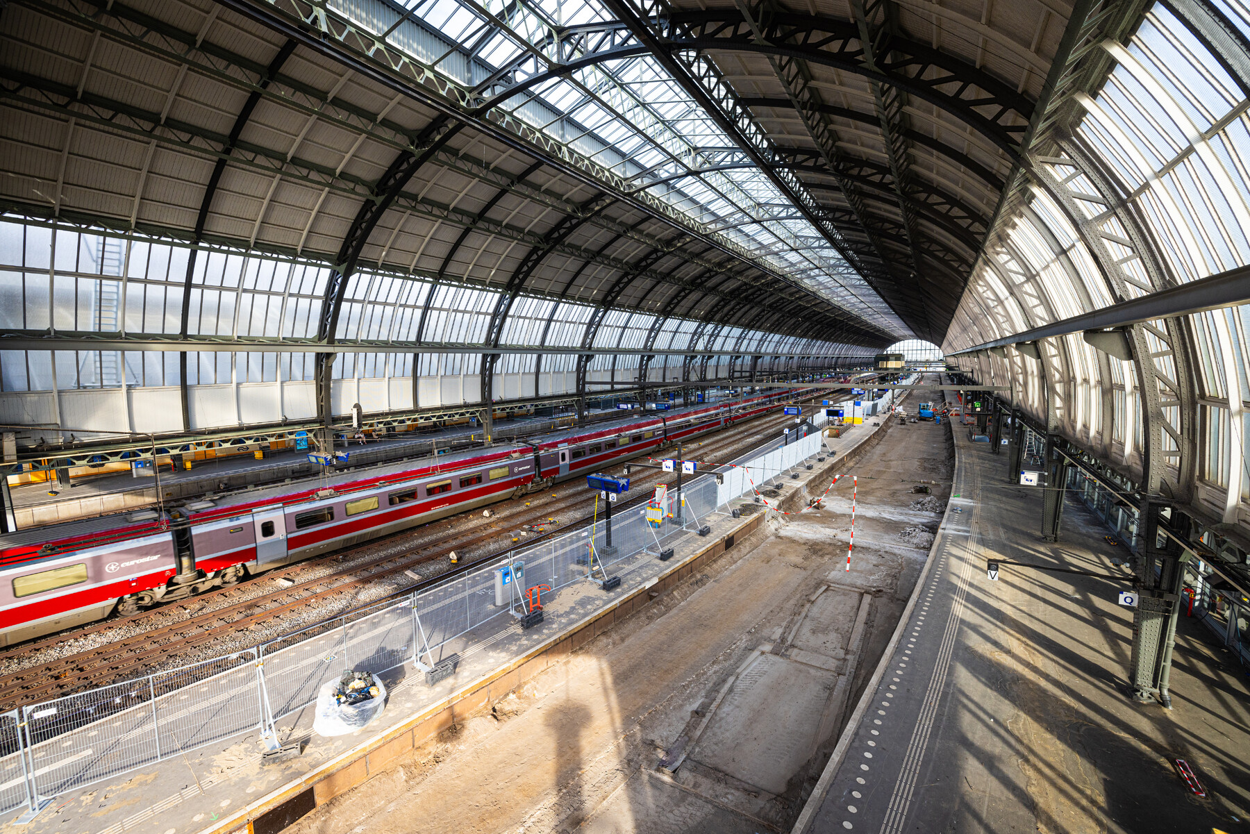 De spoorbak is leeg en de werkzaamheden aan de stalen constructie zijn gestart