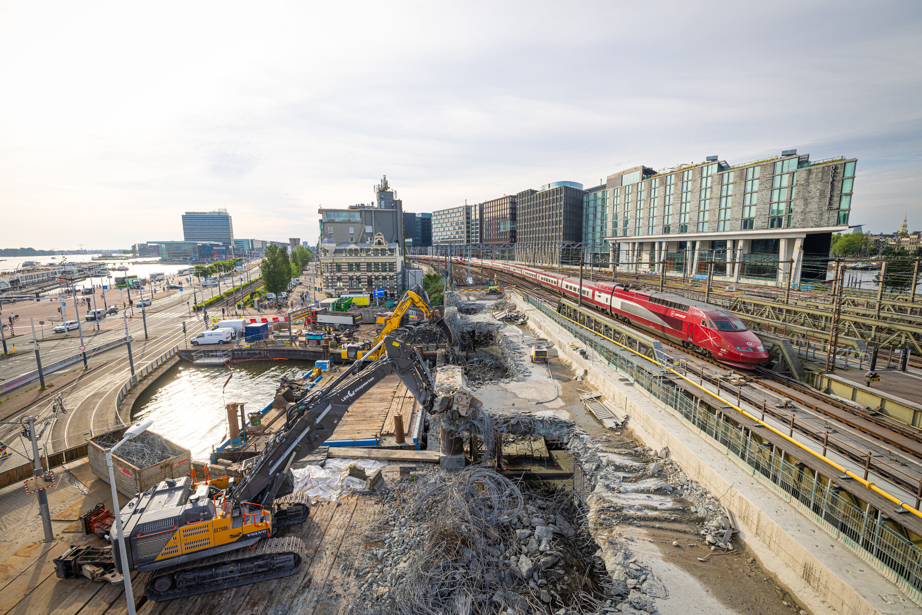 Twee grijpers happen het betonnen spoorviaduct weg