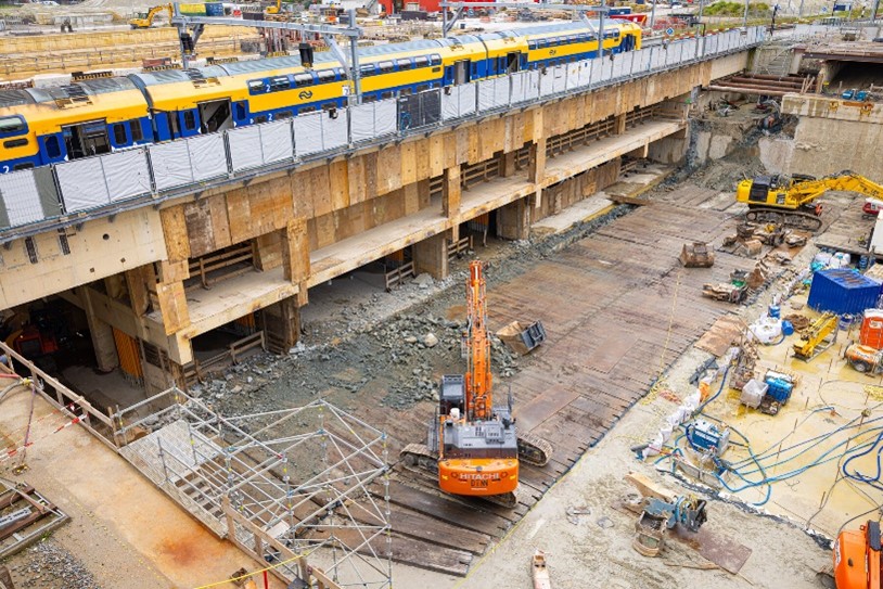 Op deze plek stond de tussenwand tussen de noordelijke en zuidelijke bouwkuip