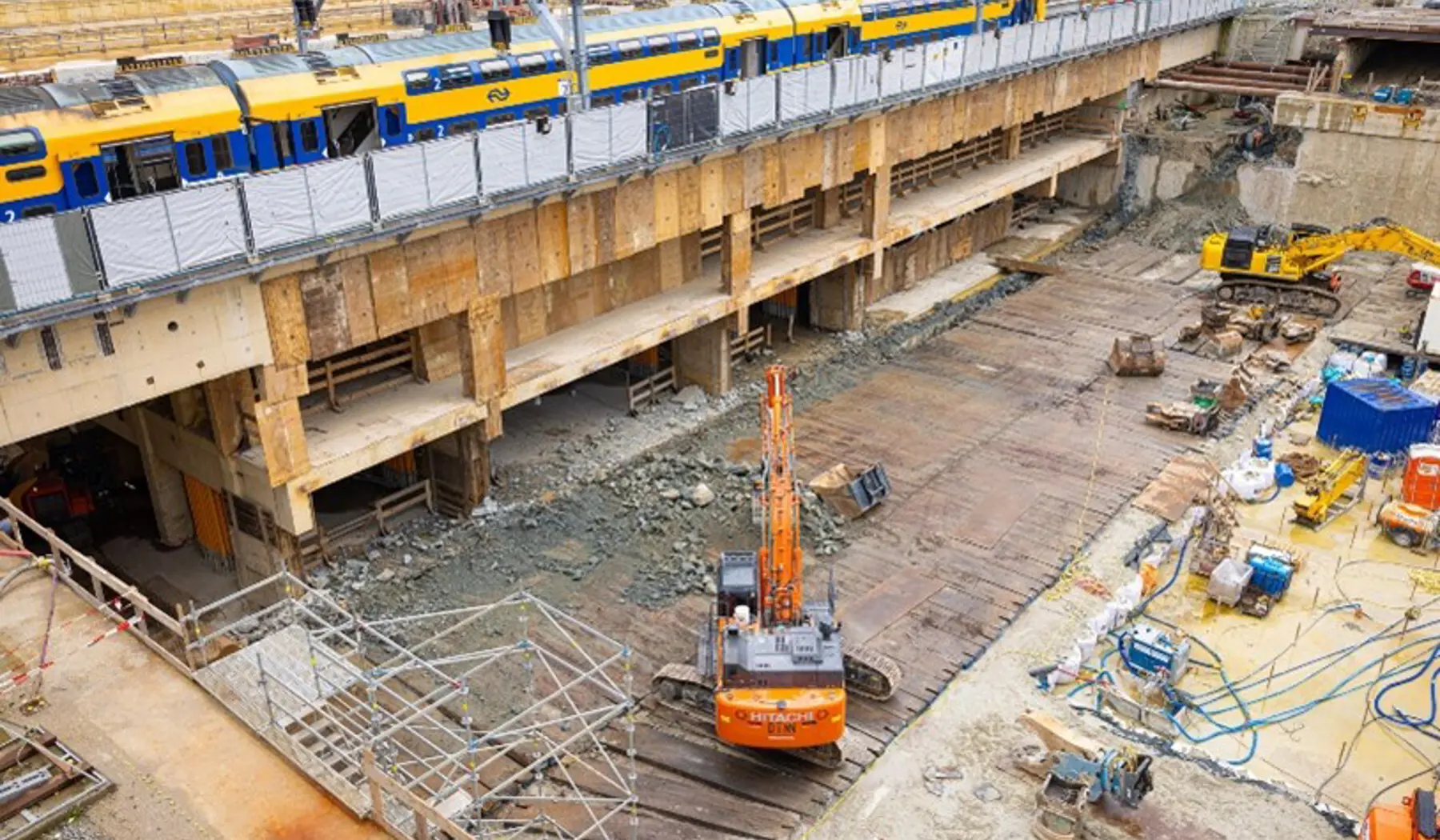 Op deze plek stond de tussenwand tussen de noordelijke en zuidelijke bouwkuip