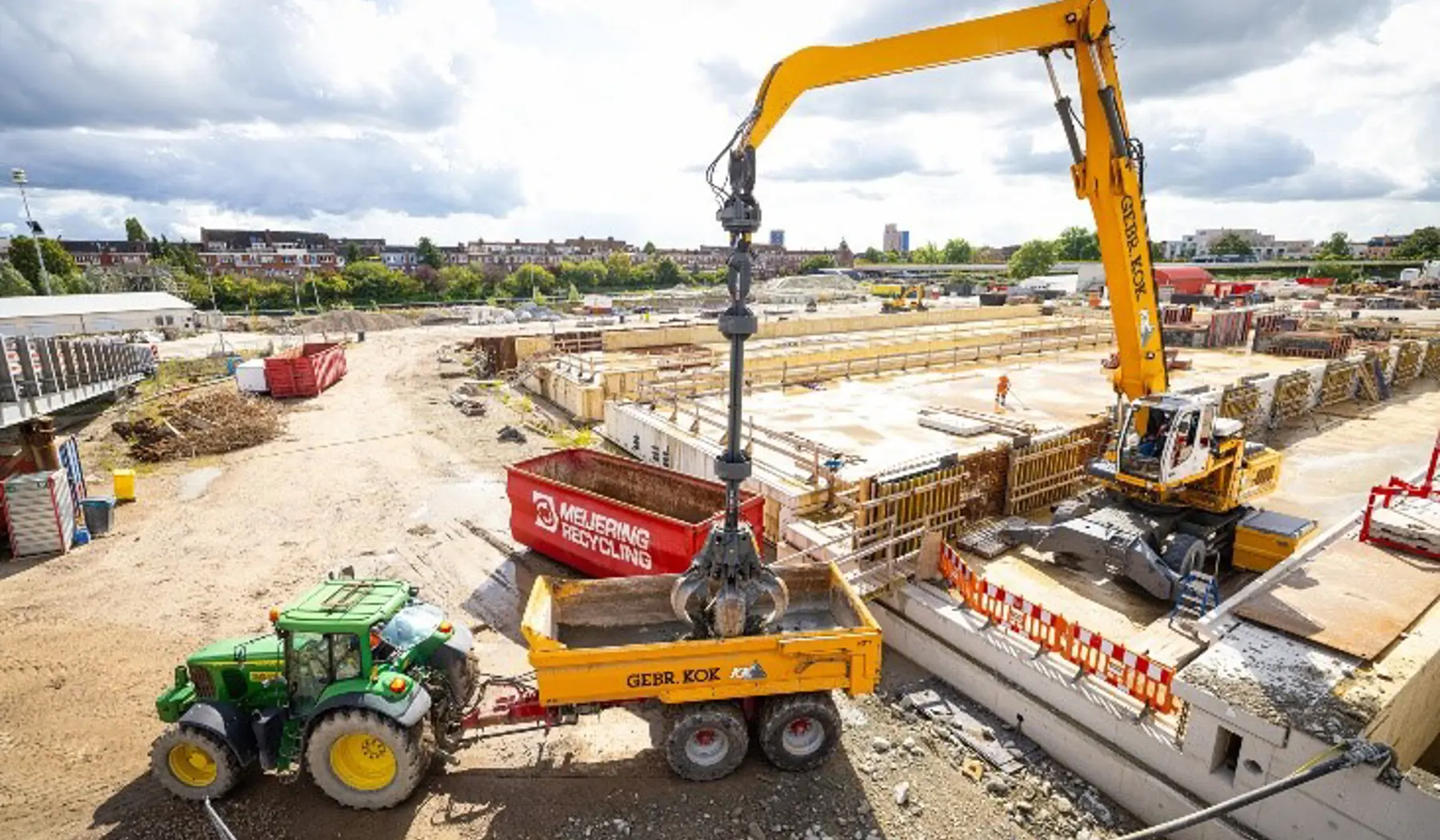 Afvoer van het puin van de afgebroken tussenwand
