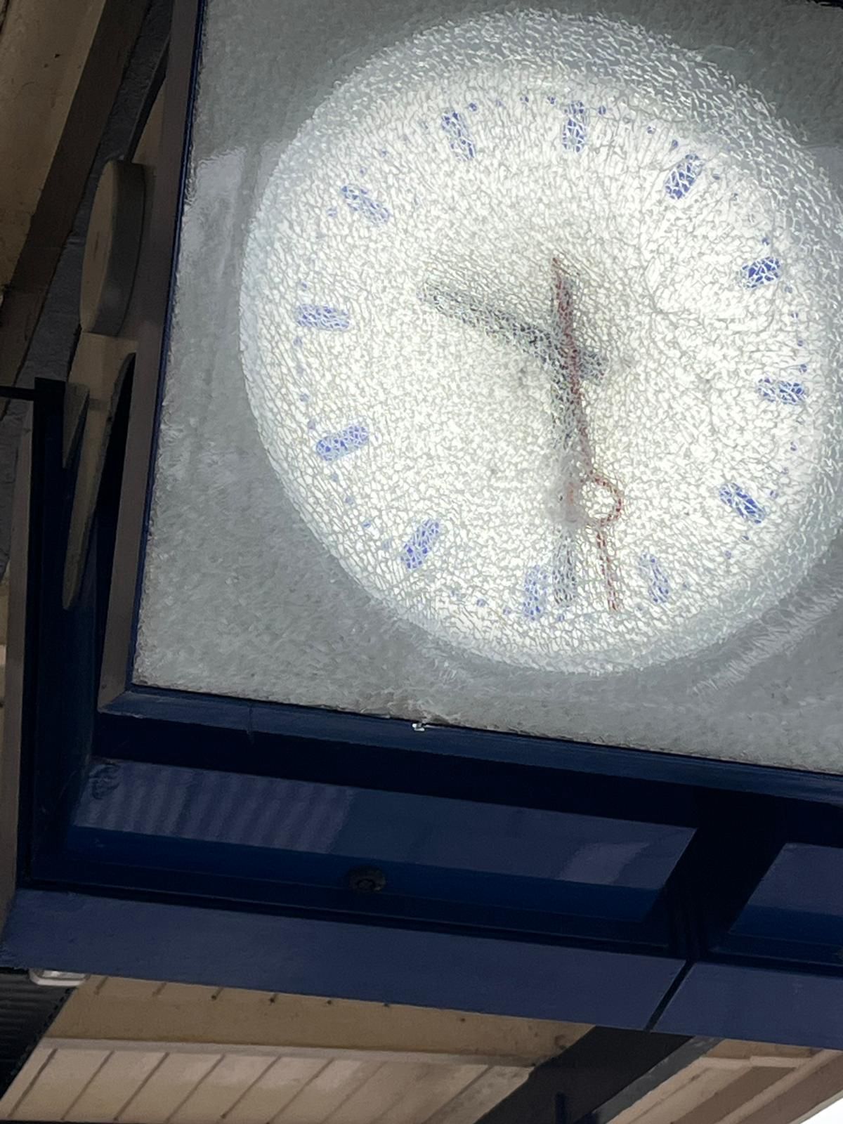 Ook de stationsklok is flink beschadigd.