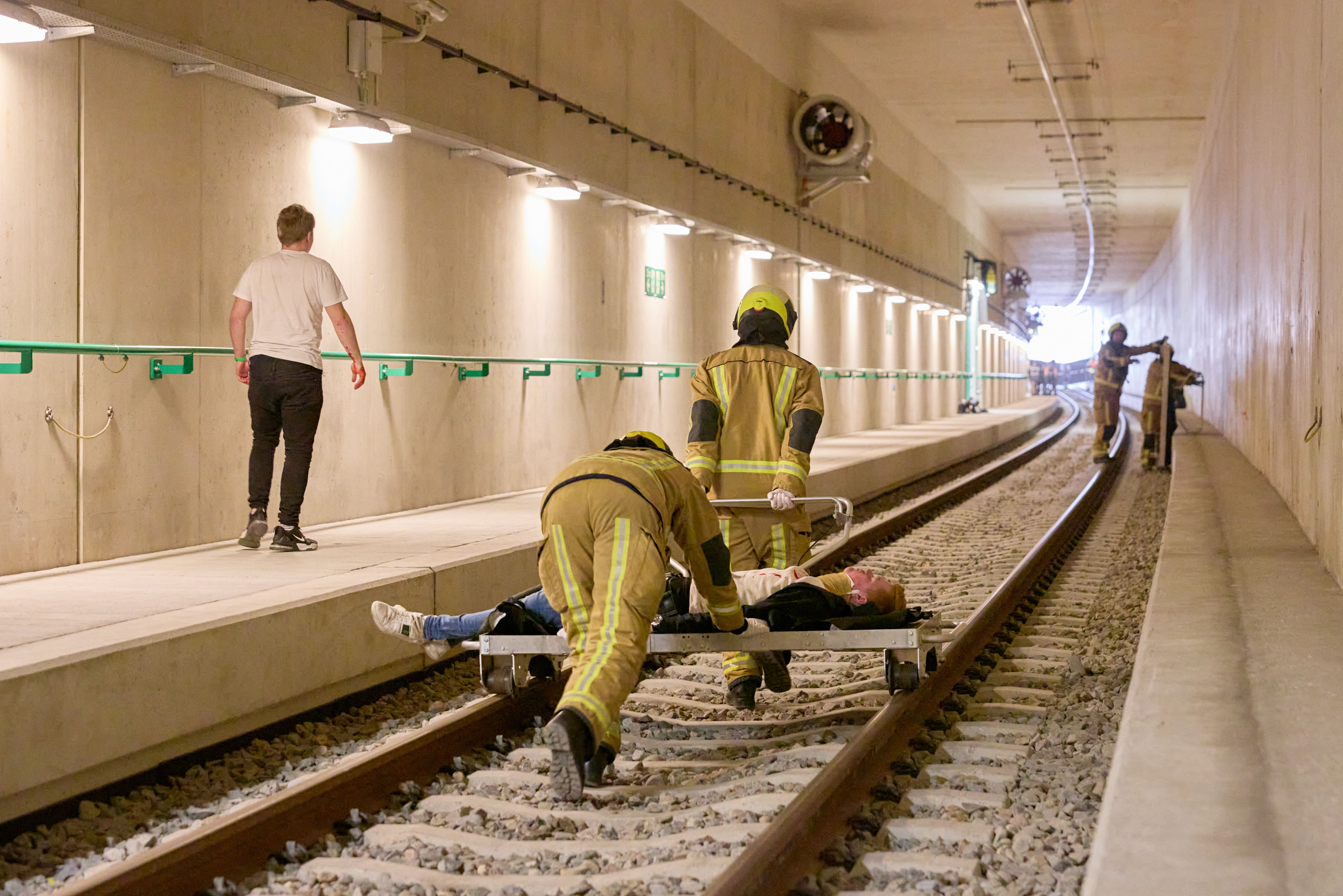 Brandweer vervoert gewonden via de andere spoortunnel