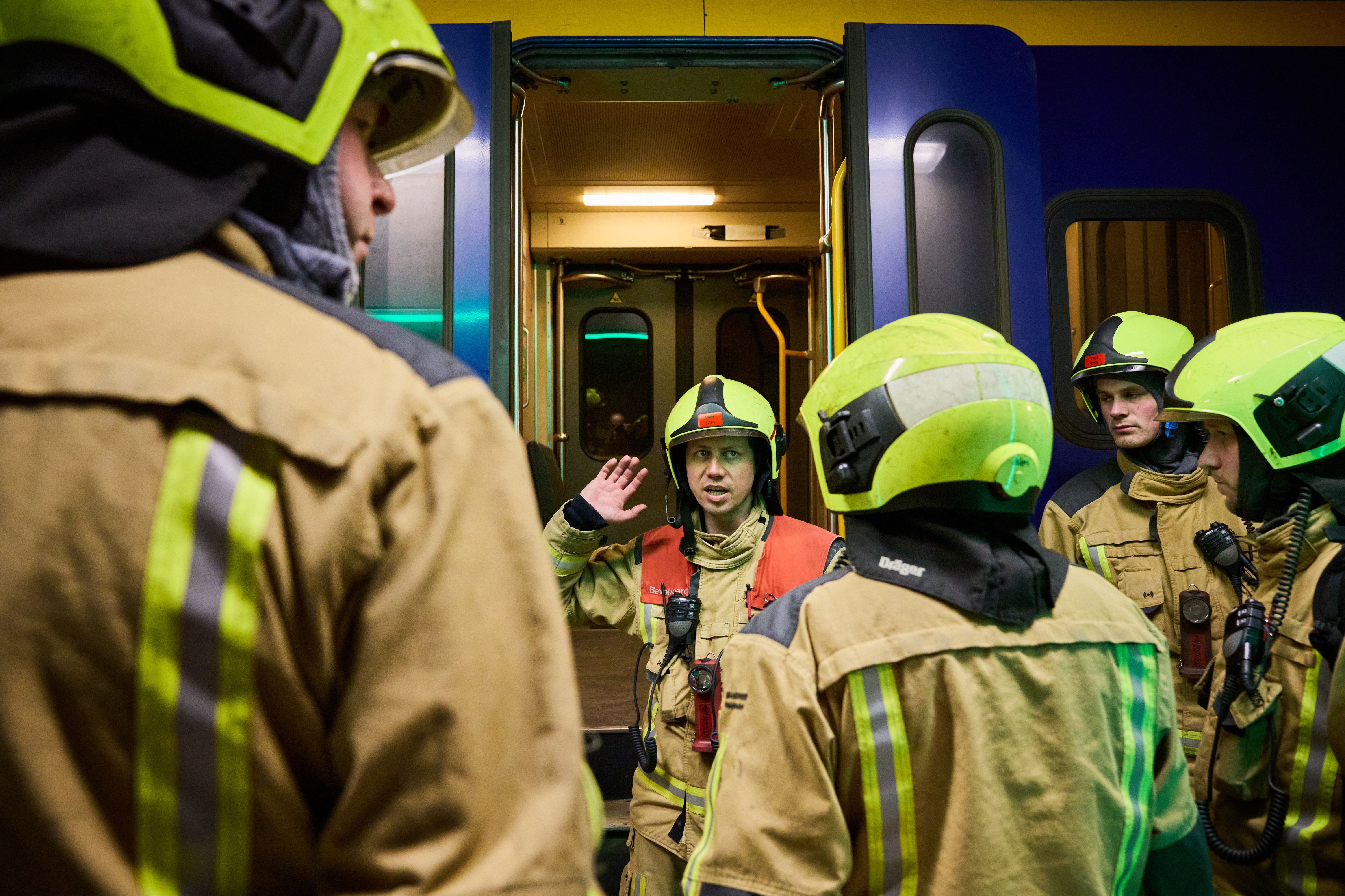 Brandweer overlegt voordat ze de trein instappen 