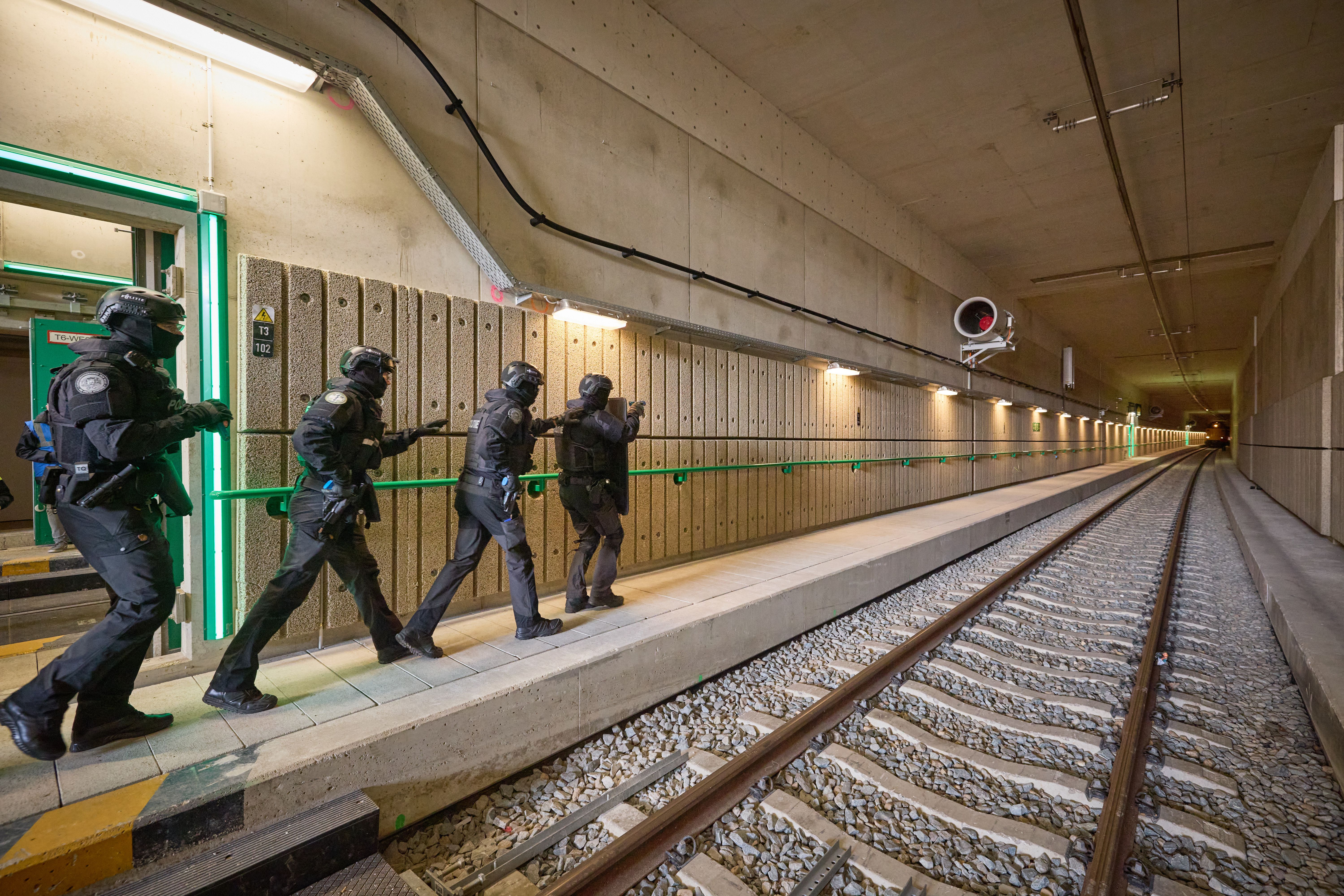 De ondersteunende groep benadert de trein