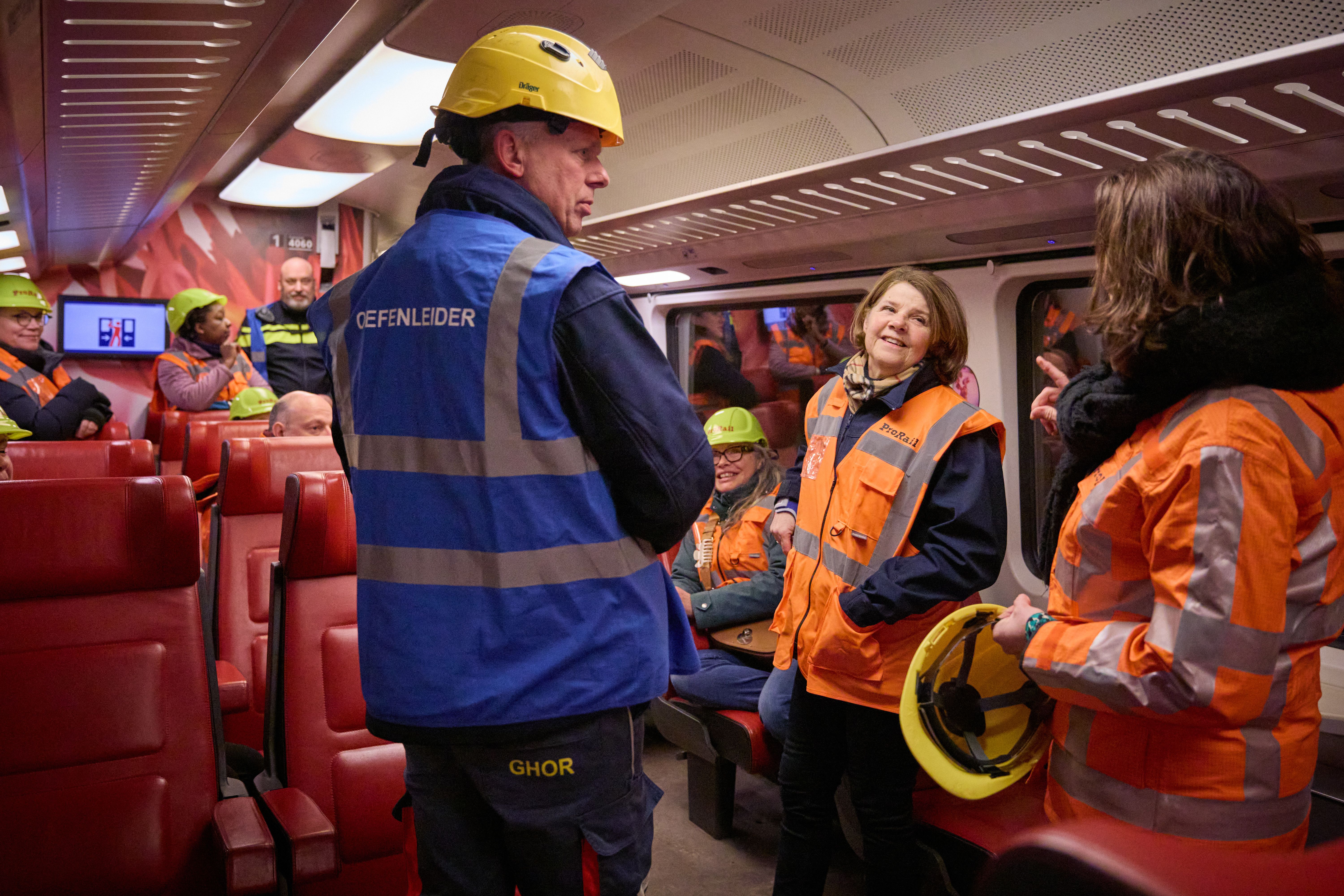 Burgemeester Marja van Bijsterveldt van gemeente Delft en regiodirecteur ProRail Helga Cuijpers krijgen toelichting over de oefening