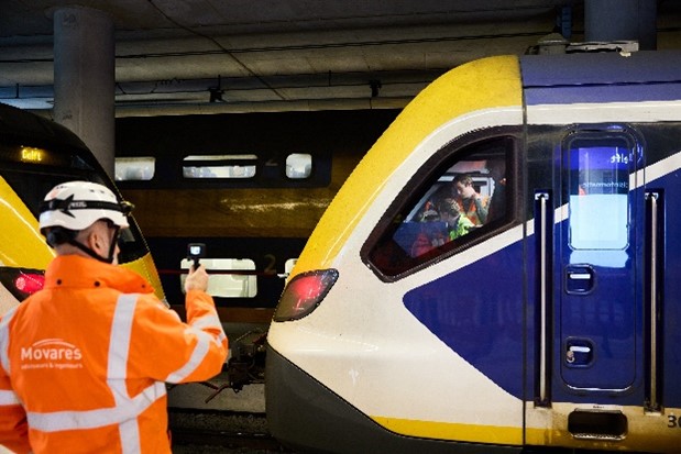In Rijswijk wordt de roltrap per vrachtwagen naar het spoor gebracht. De roltrap wordt door twee Gottwaldkranen opgepakt, deze kunnen zelfstandig via de tunnel richting het perron rijden.
