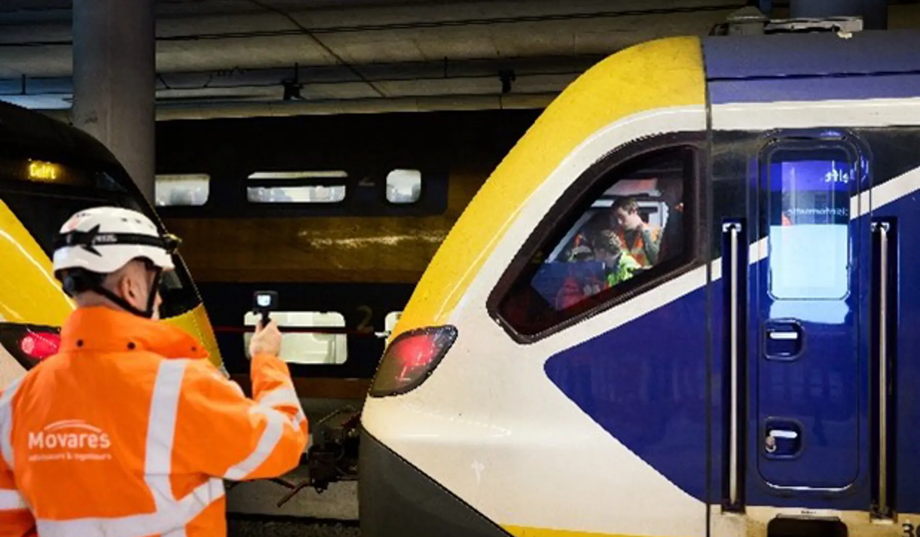 In Rijswijk wordt de roltrap per vrachtwagen naar het spoor gebracht. De roltrap wordt door twee Gottwaldkranen opgepakt, deze kunnen zelfstandig via de tunnel richting het perron rijden.