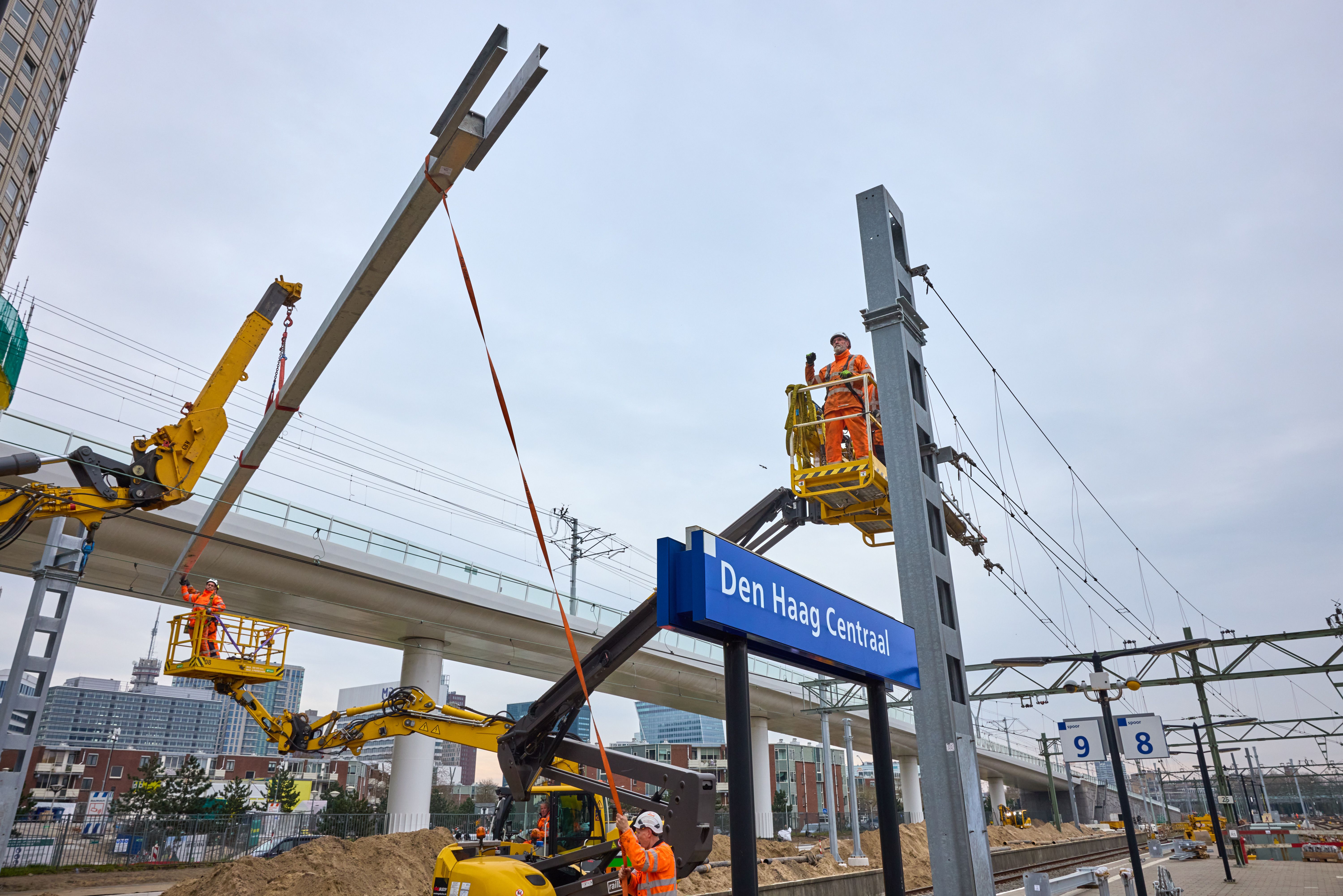  Het nieuwe bovenleidingsportaal wordt geplaatst