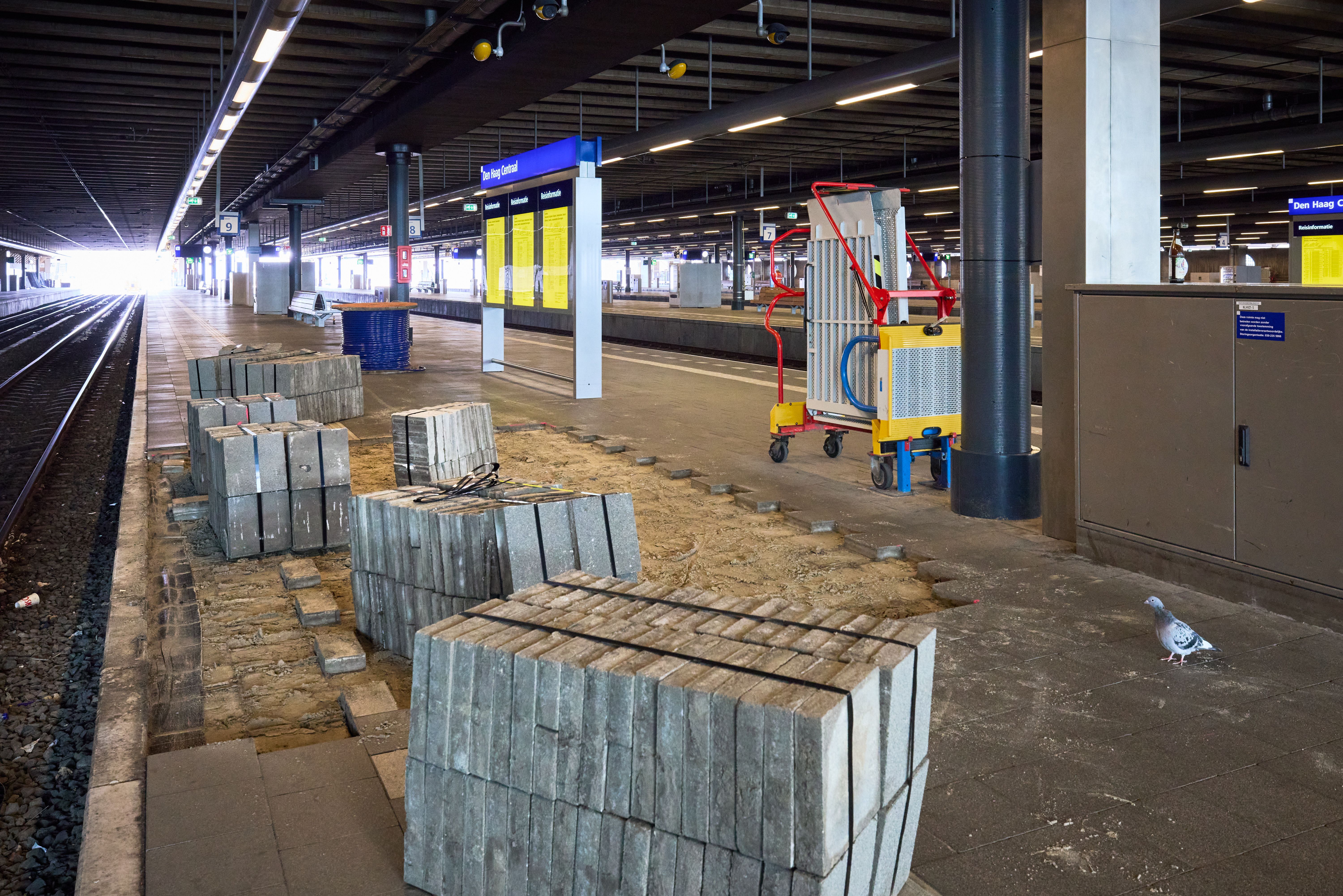 De vieze tegels worden vervangen