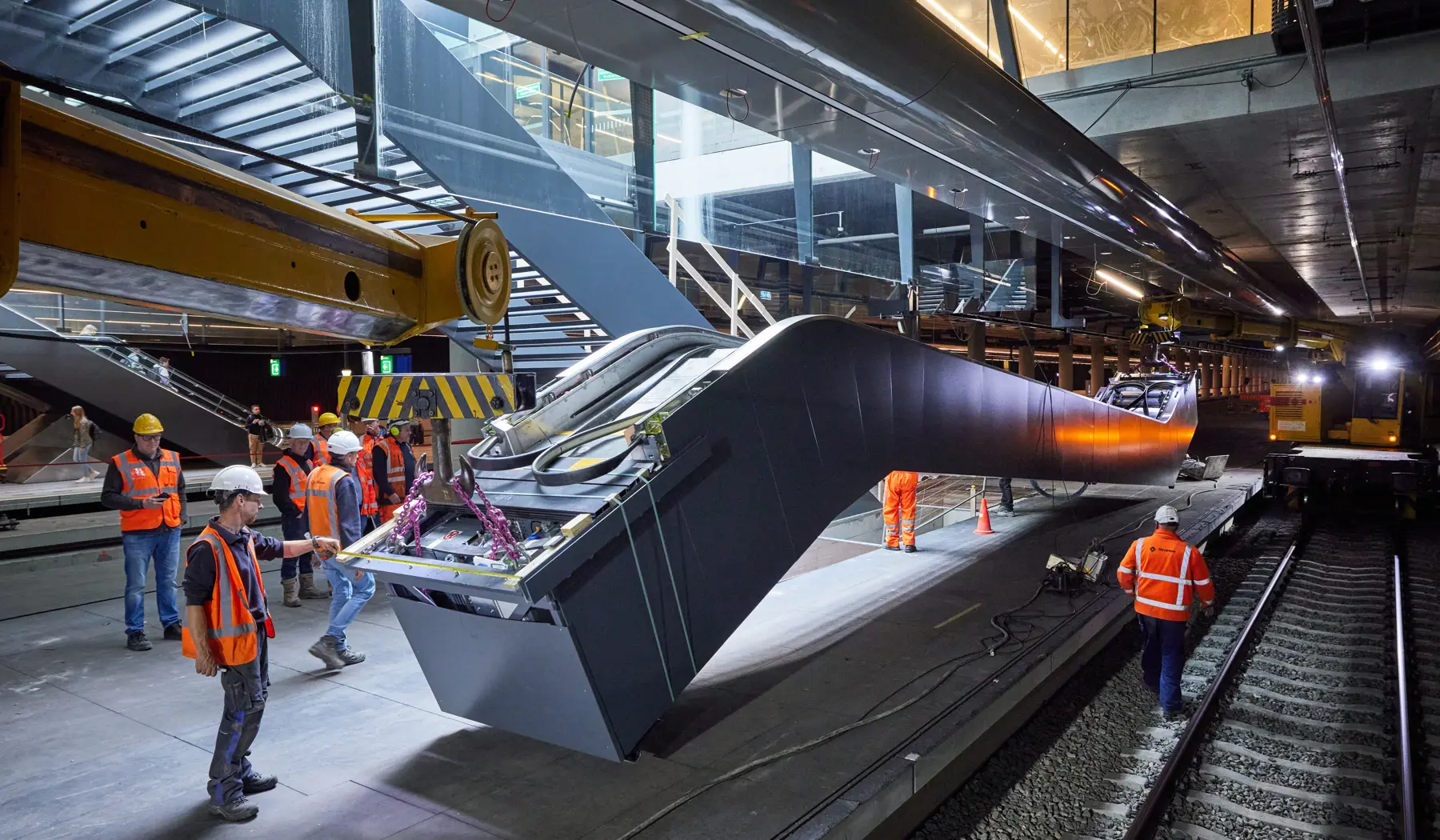 De roltrap wordt verplaatst naar de plek waar hij geplaatst gaat worden.