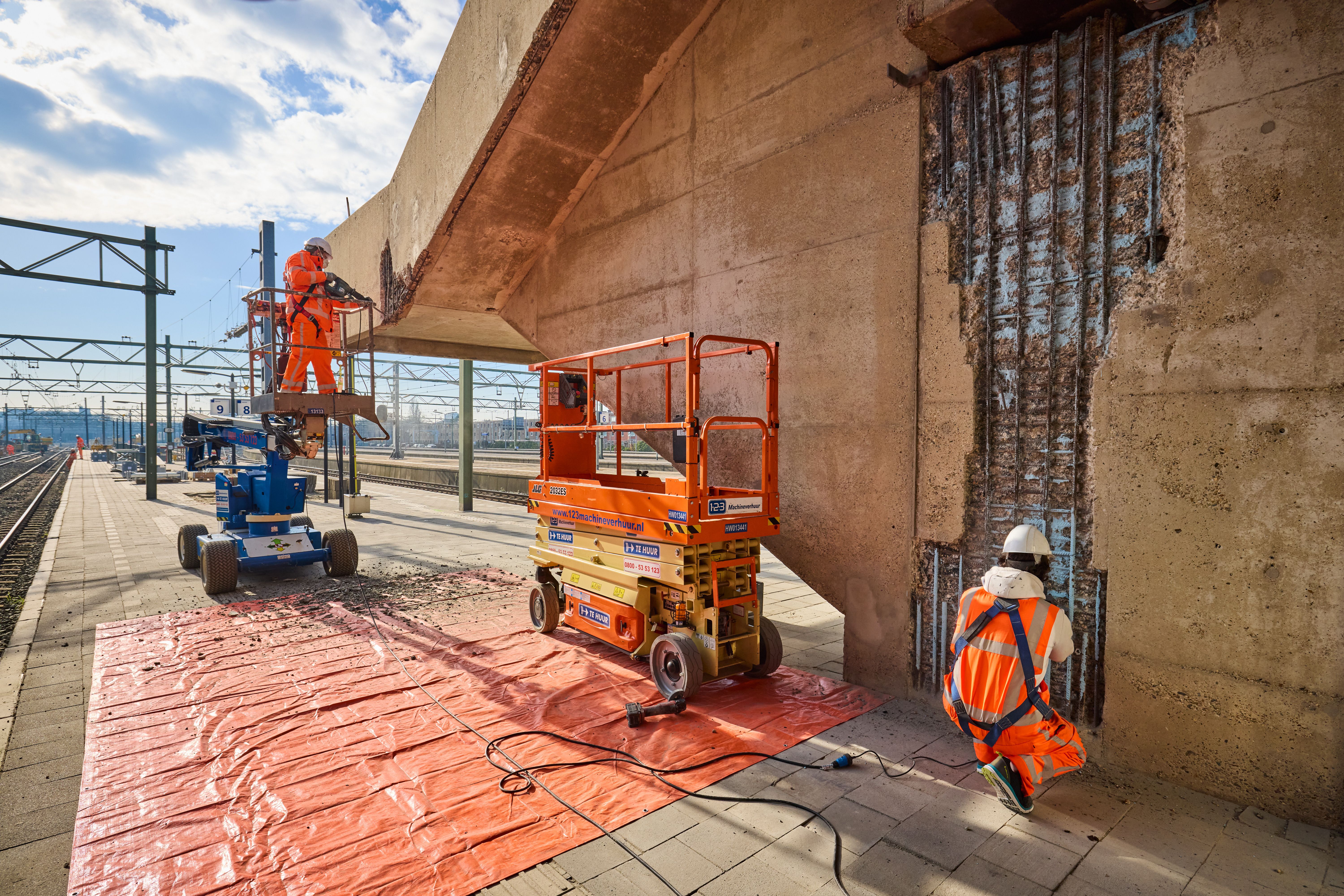 Het betonwerk wordt gerepareerd