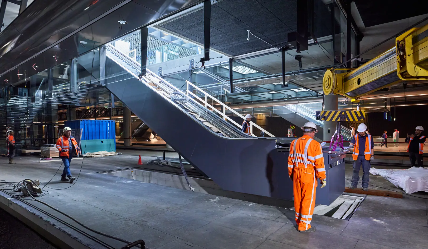 De roltrap hangt hier boven de roltrapmachinekamer, dit is een uitsparing in de vloer.