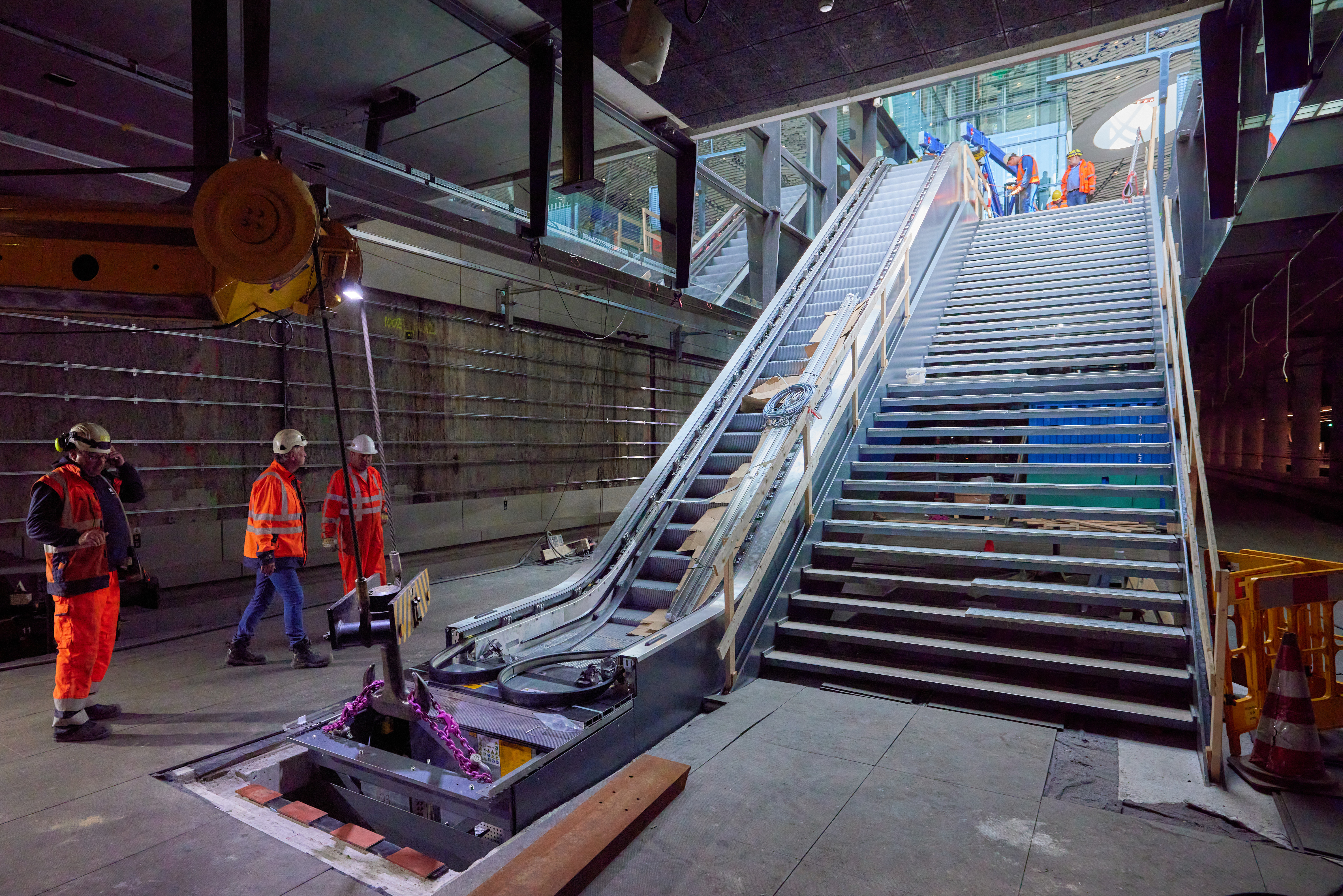 Nog een paar centimeter en dan hangt ie op z'n plek!