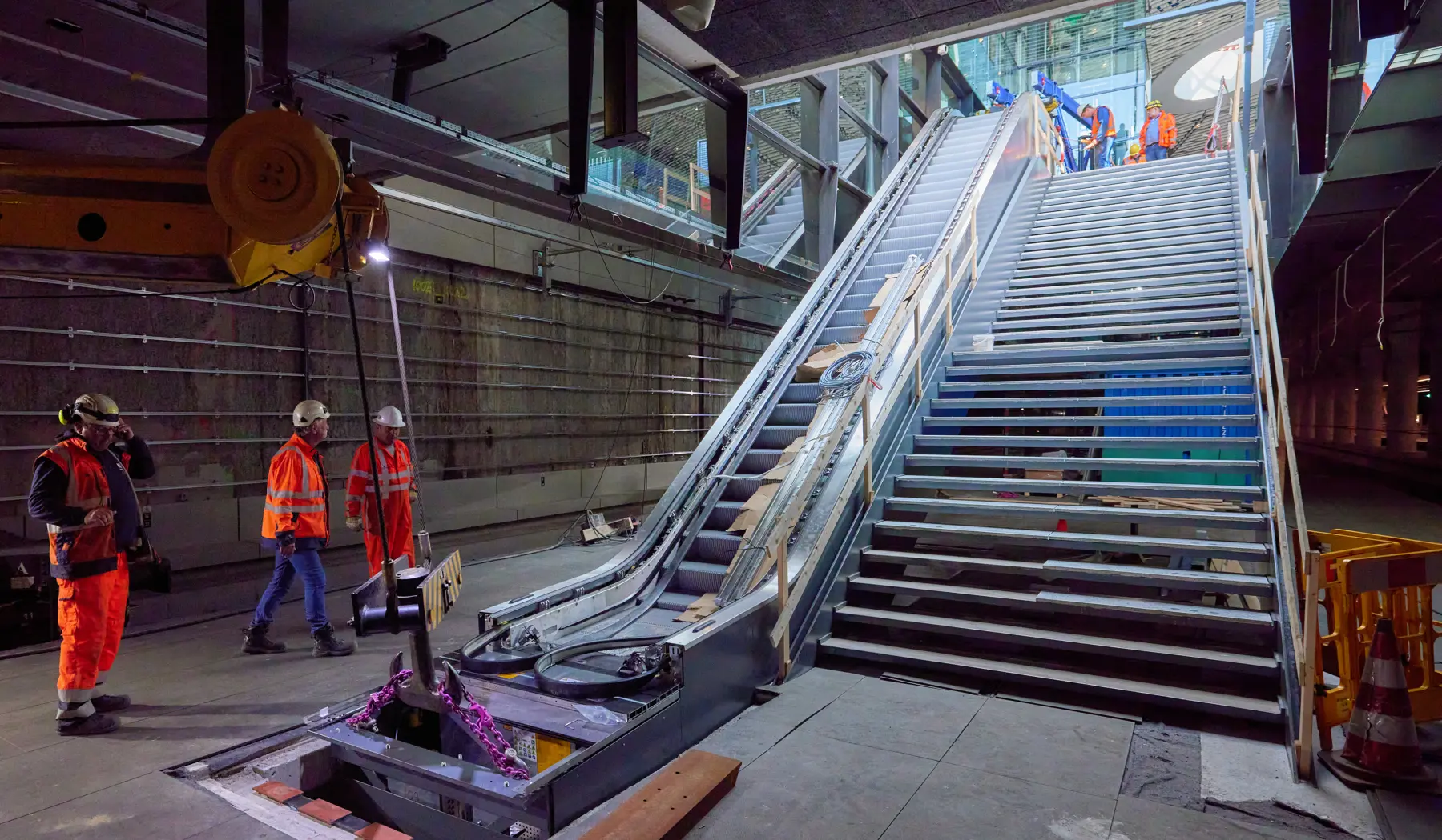 Nog een paar centimeter en dan hangt ie op z'n plek!