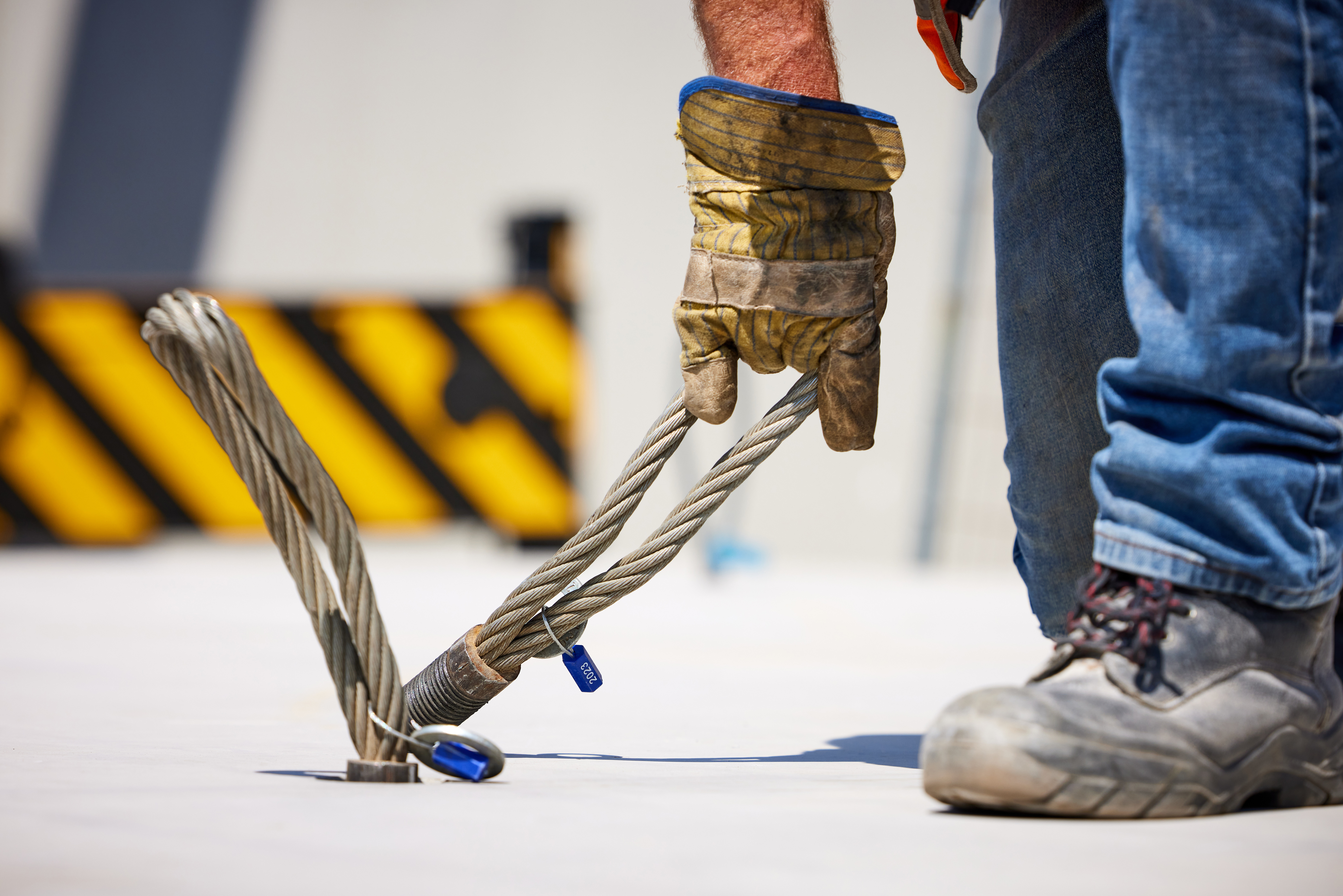 Een kabellus om de betonnen dakplaat te kunnen hijsen.