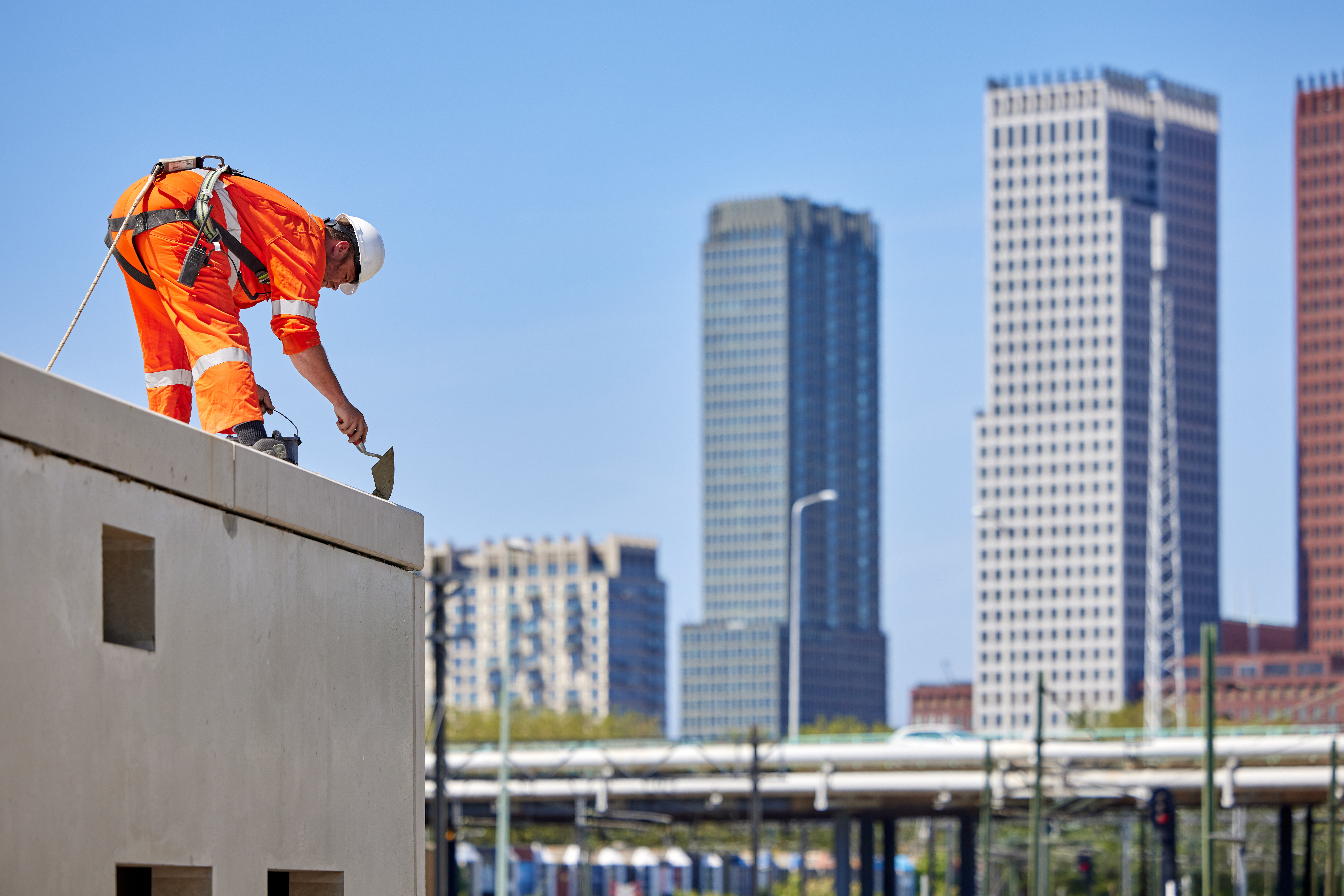 De hijsogen worden afgevuld met mortel.
