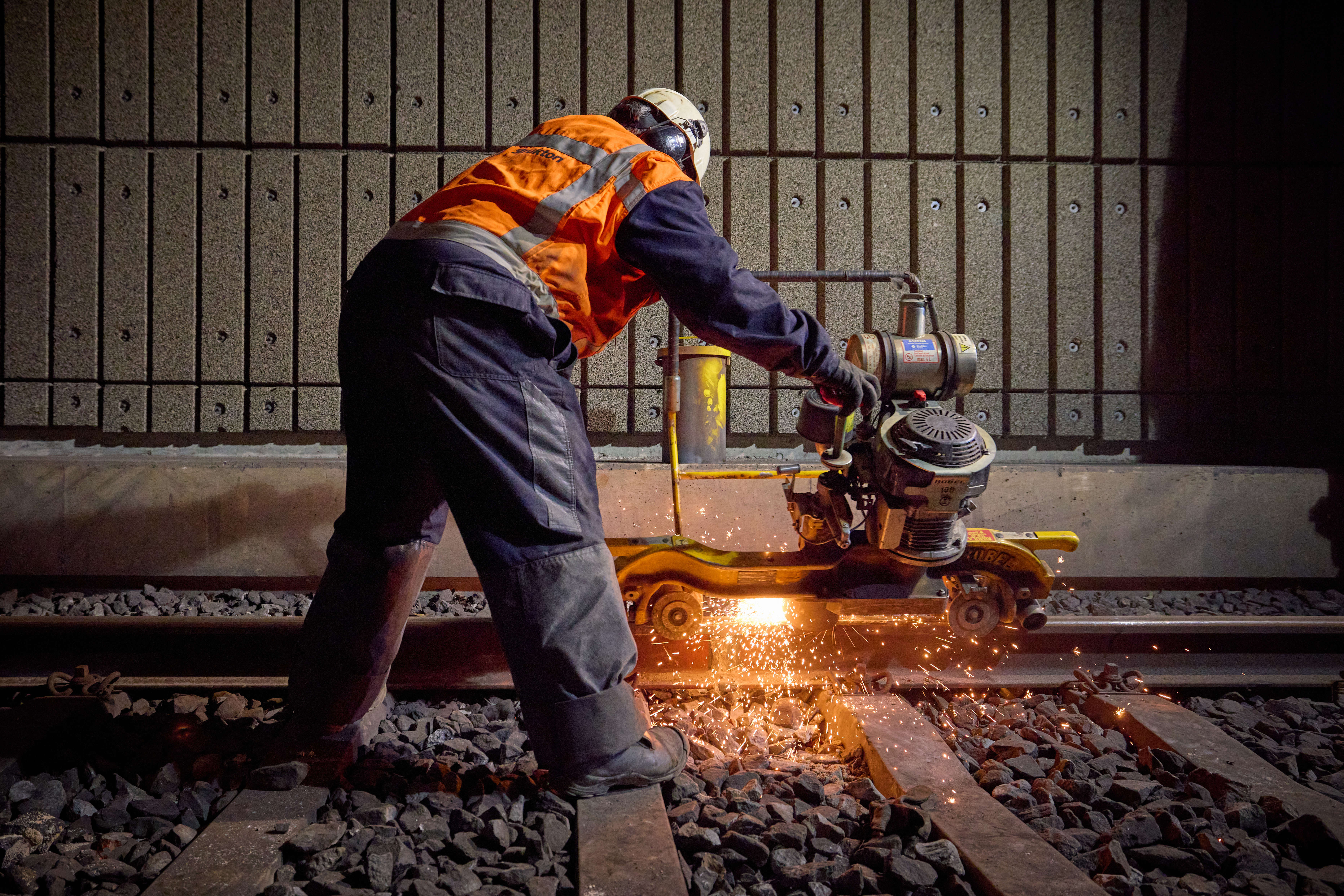 Om stofoverlast te voorkomen wordt de ballast nat gehouden