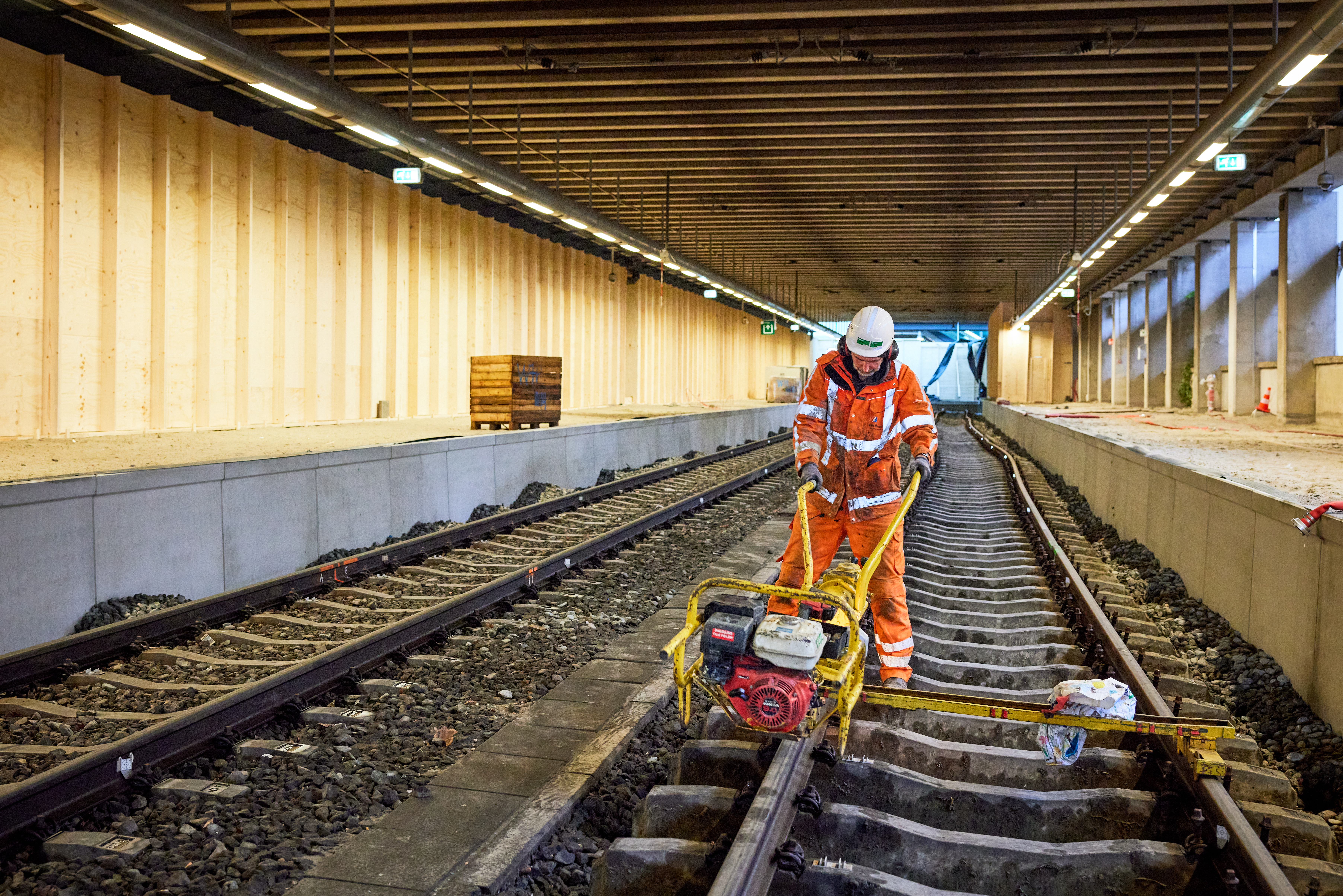 Het loshalen van de spoorklemmen op spoor 12