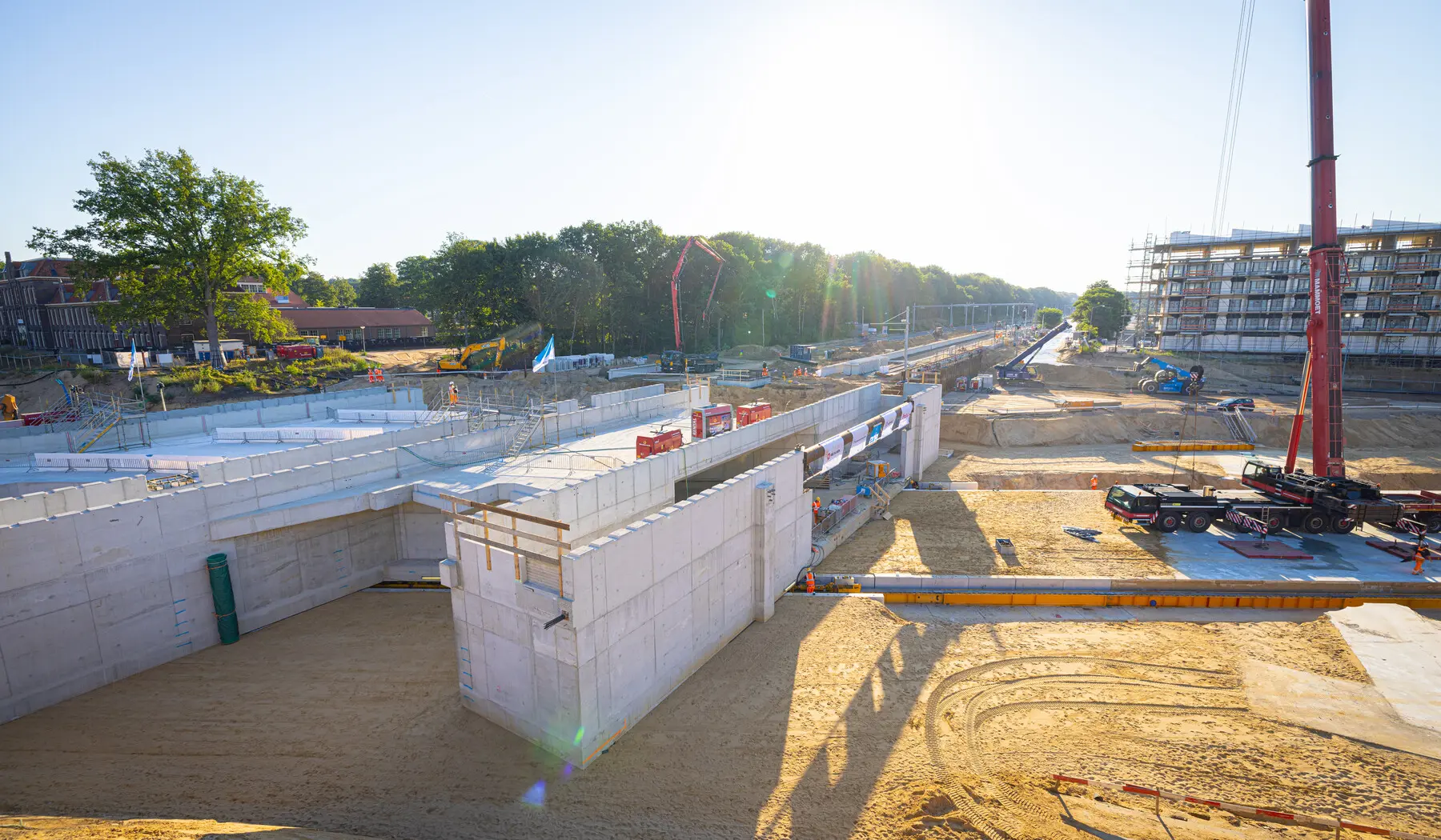 Een van de hoogtepunten van de klus was om de 8.000 ton zware nieuwe reizigerstunnel (Oosttunnel) op z’n definitieve plek te schuiven.
