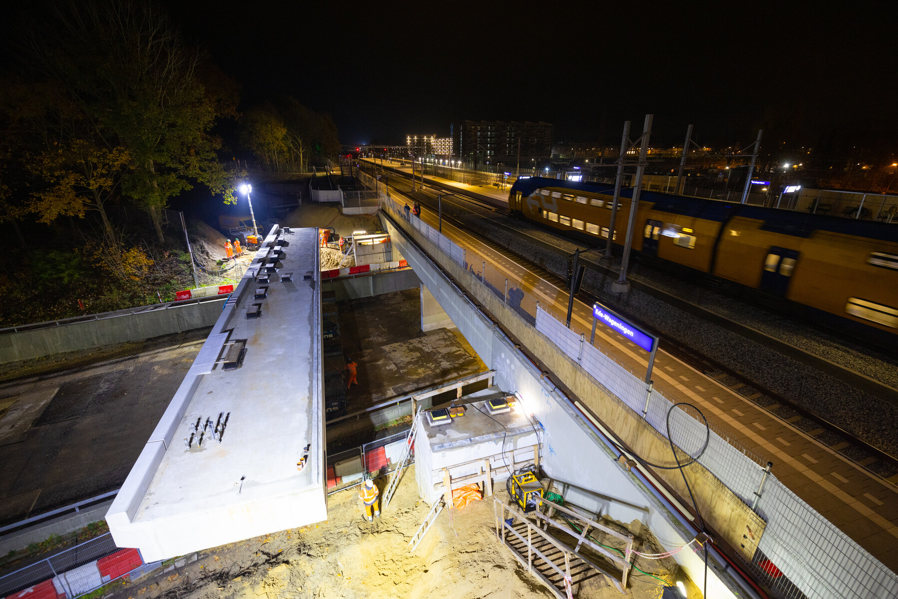 De overstek is aangekomen bij het eerste perron boven de Albertstunnel