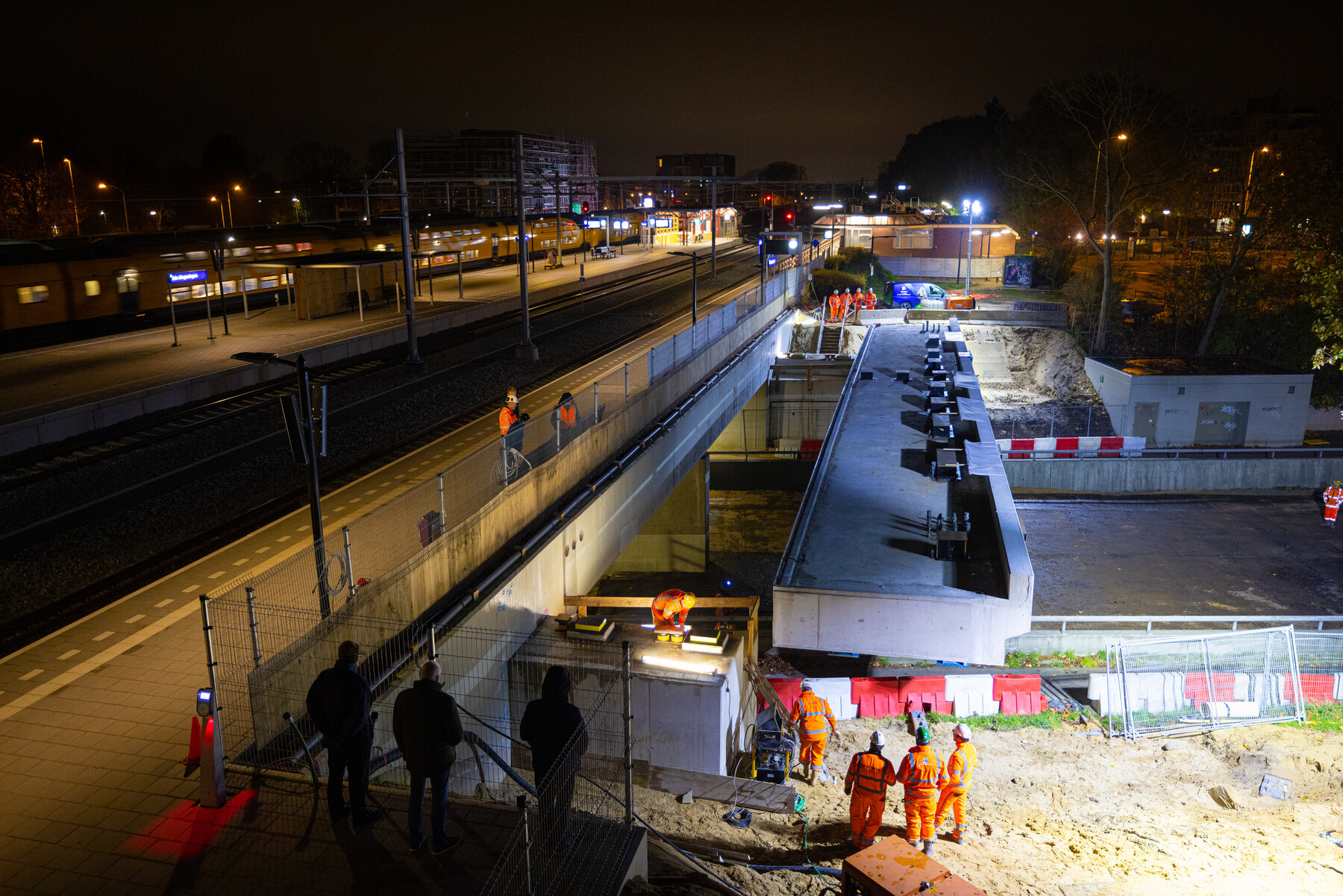 De overstek dient onder andere als verbreding van het eerste perron