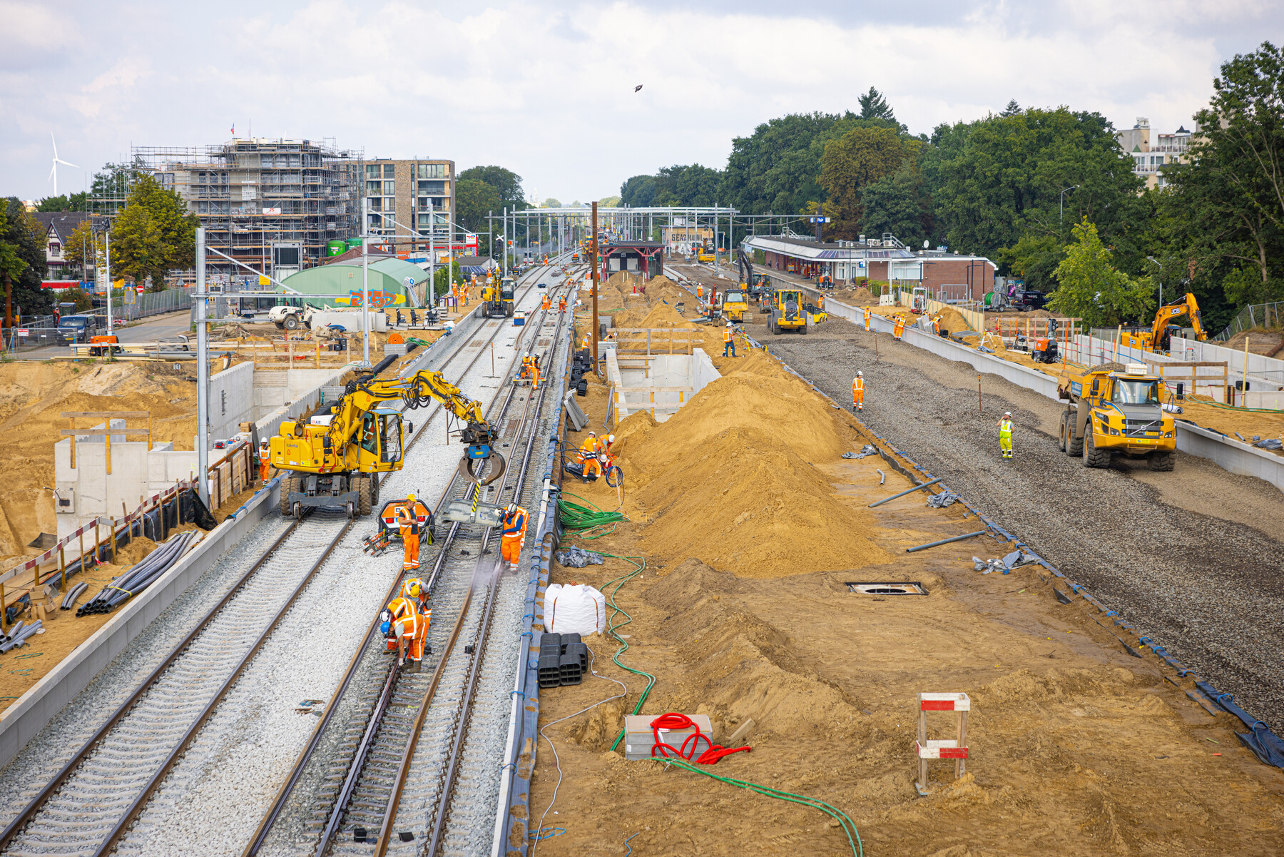 Met man en macht en inzet van veel materieel is in de afgelopen 24 dagen hard gewerkt om de klus te klaren.