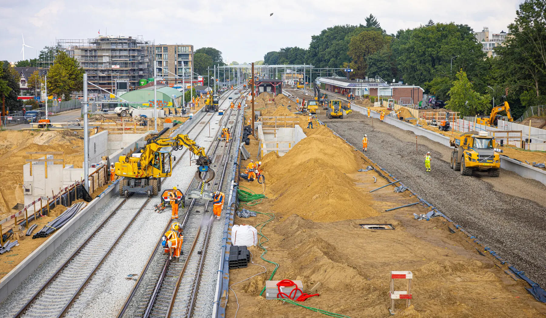 Met man en macht en inzet van veel materieel is in de afgelopen 24 dagen hard gewerkt om de klus te klaren.