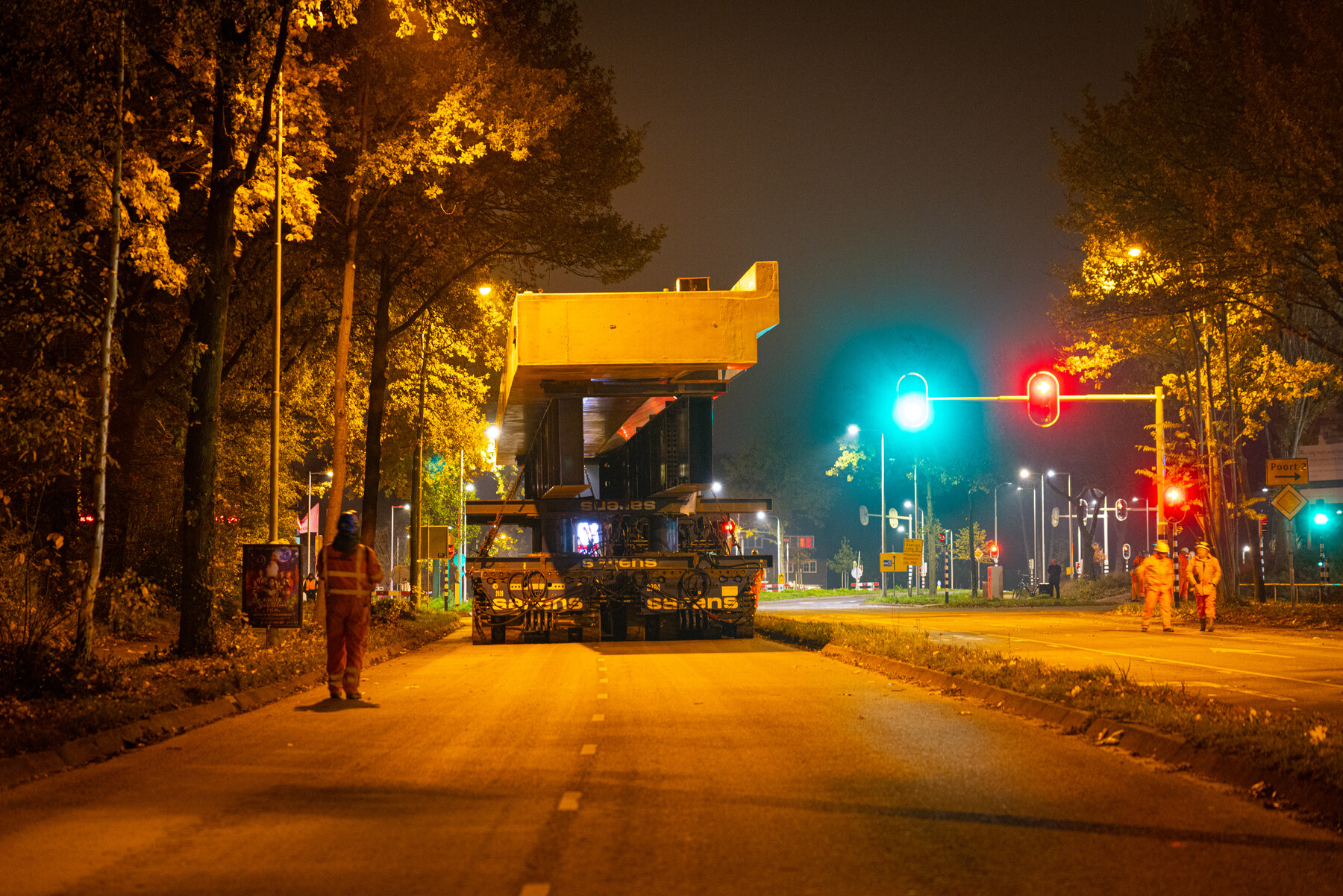 Vanaf het Frisopark wordt de overstek over de Klinkerbergweg richting de Albertstunnel gereden