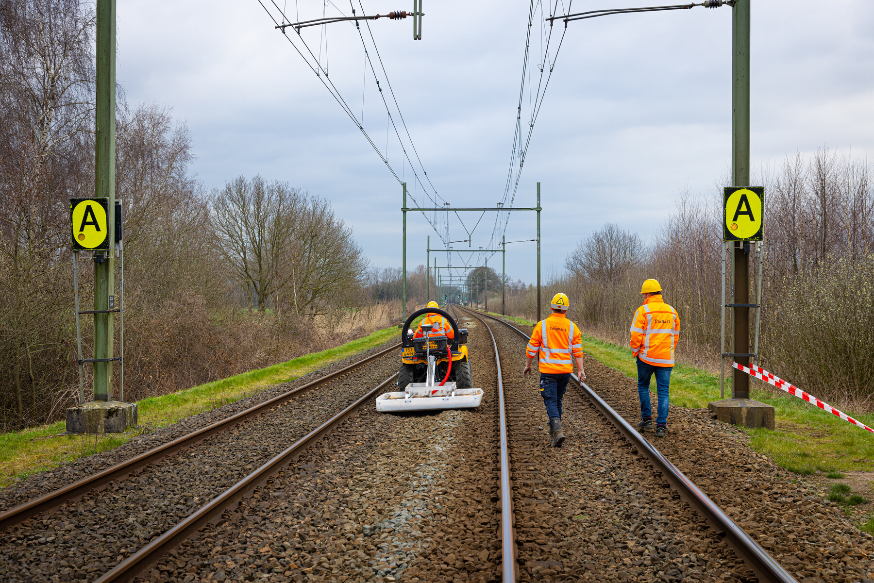 Op woensdag 22 maart is met een grondradar de grond onder het spoor gescand