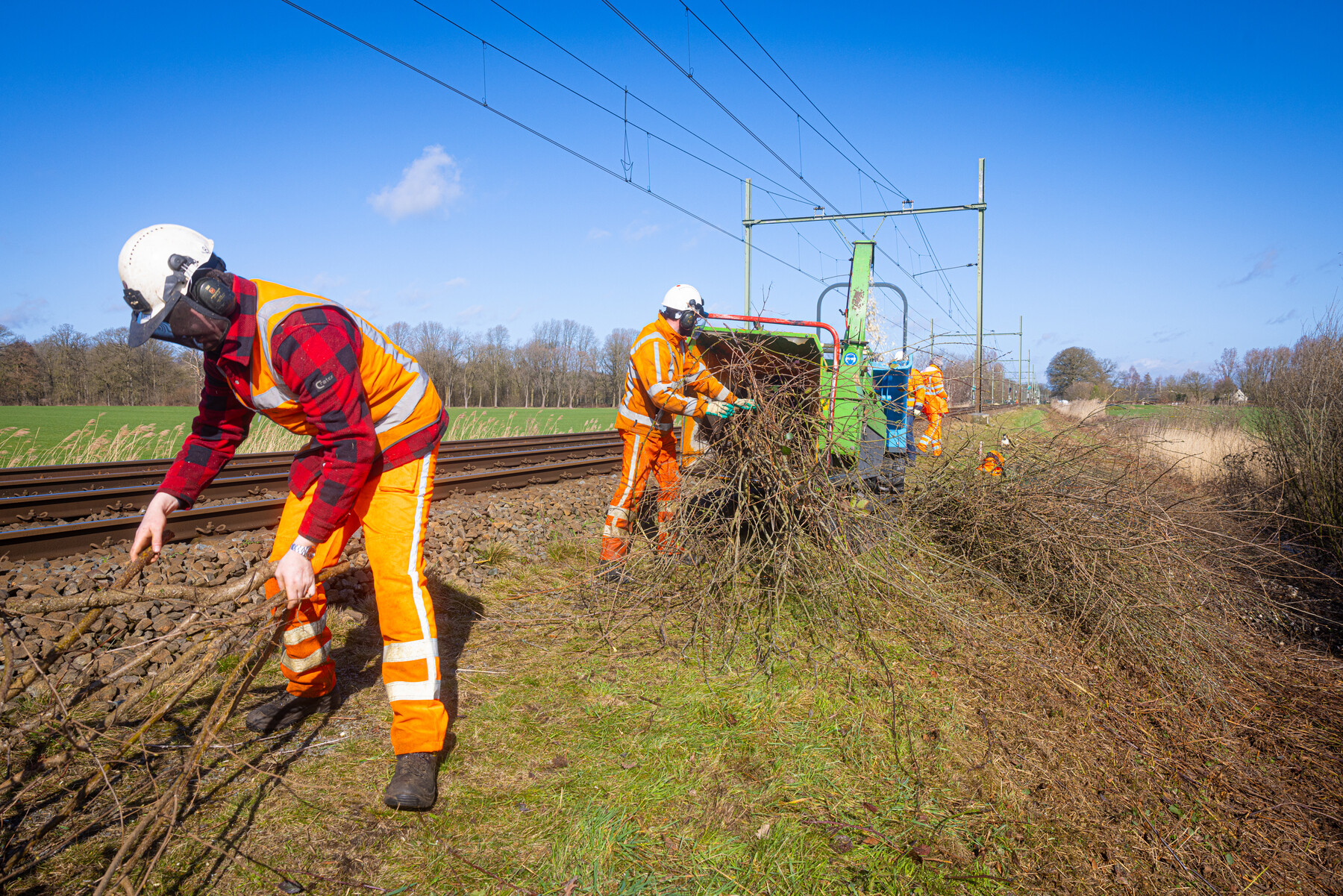 De begroeiing rondom het spoor wordt gedeeltelijk weggehaald