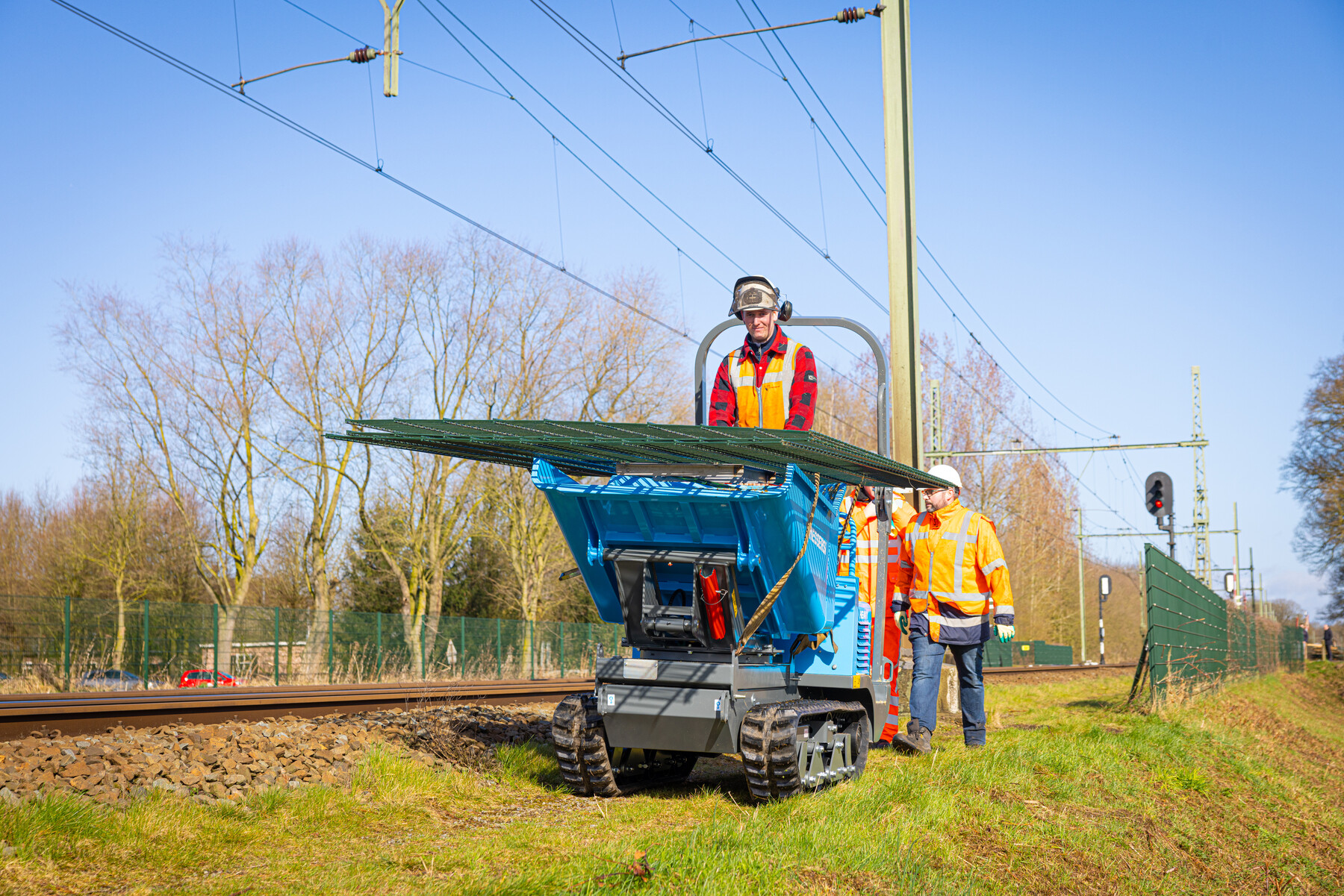 Met een rupsvoertuig worden de kleppen vervoerd