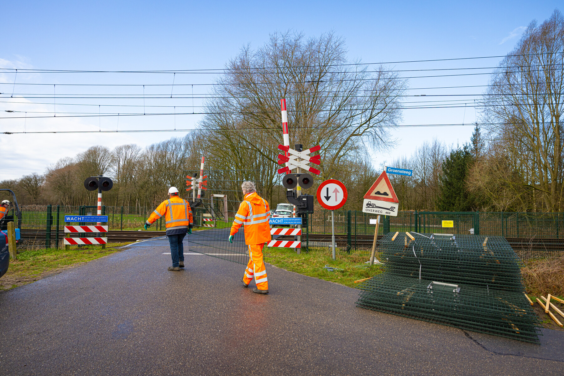 De kleppen worden om de beurt op de goede plek geplaatst