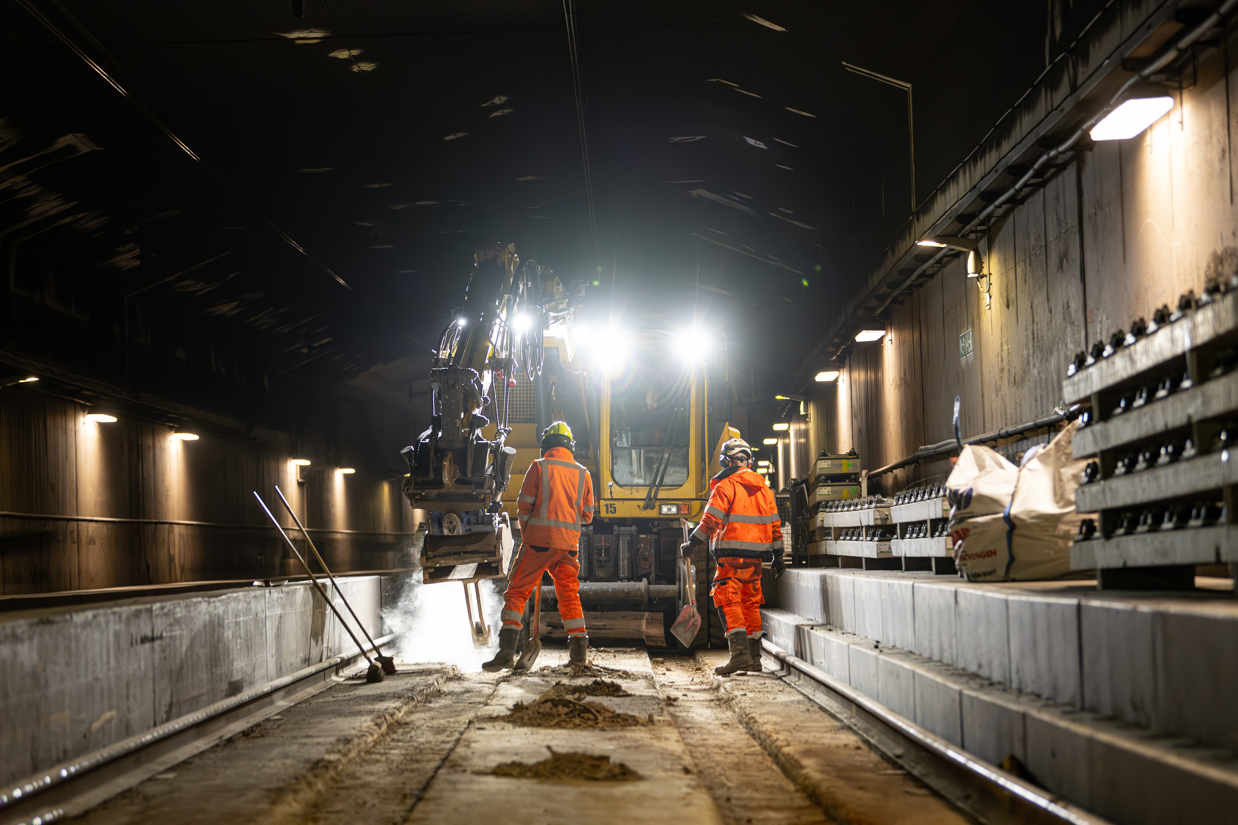 Het traditionele spoor is verwijderd, het nieuwe blokkenspoor ligt rechts klaar om geplaatst te worden